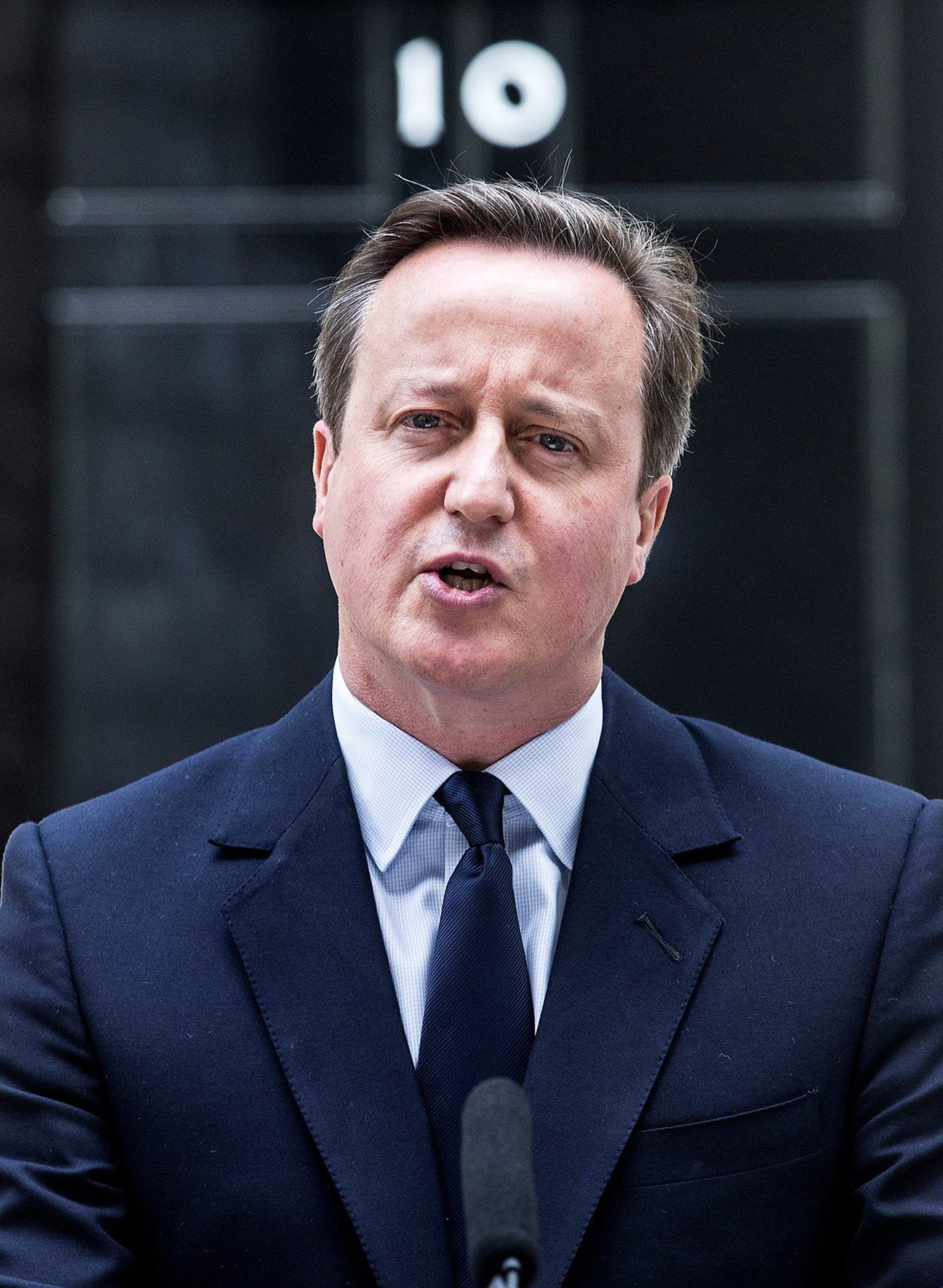 Základ volebního triumfu postavil David Cameron na slibu povolebního referenda. Po vítězství vystoupení z EU rezignoval.