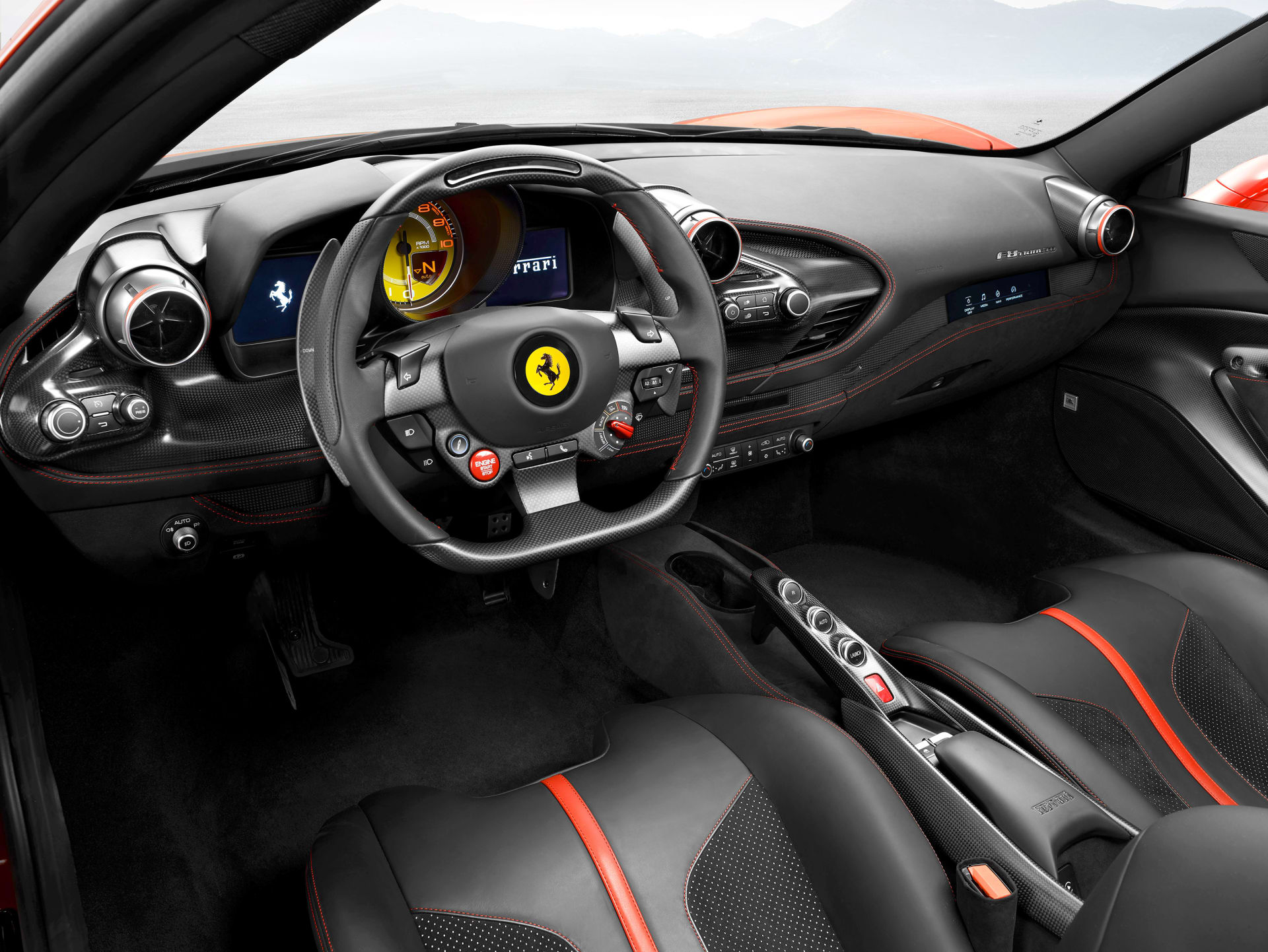 Řidič Ferrari F8 Tributo se může těšit na nový, menší multifunkční volant, spolujezdec zase na vlastní dotykový displej integrovaný do palubní desky.
