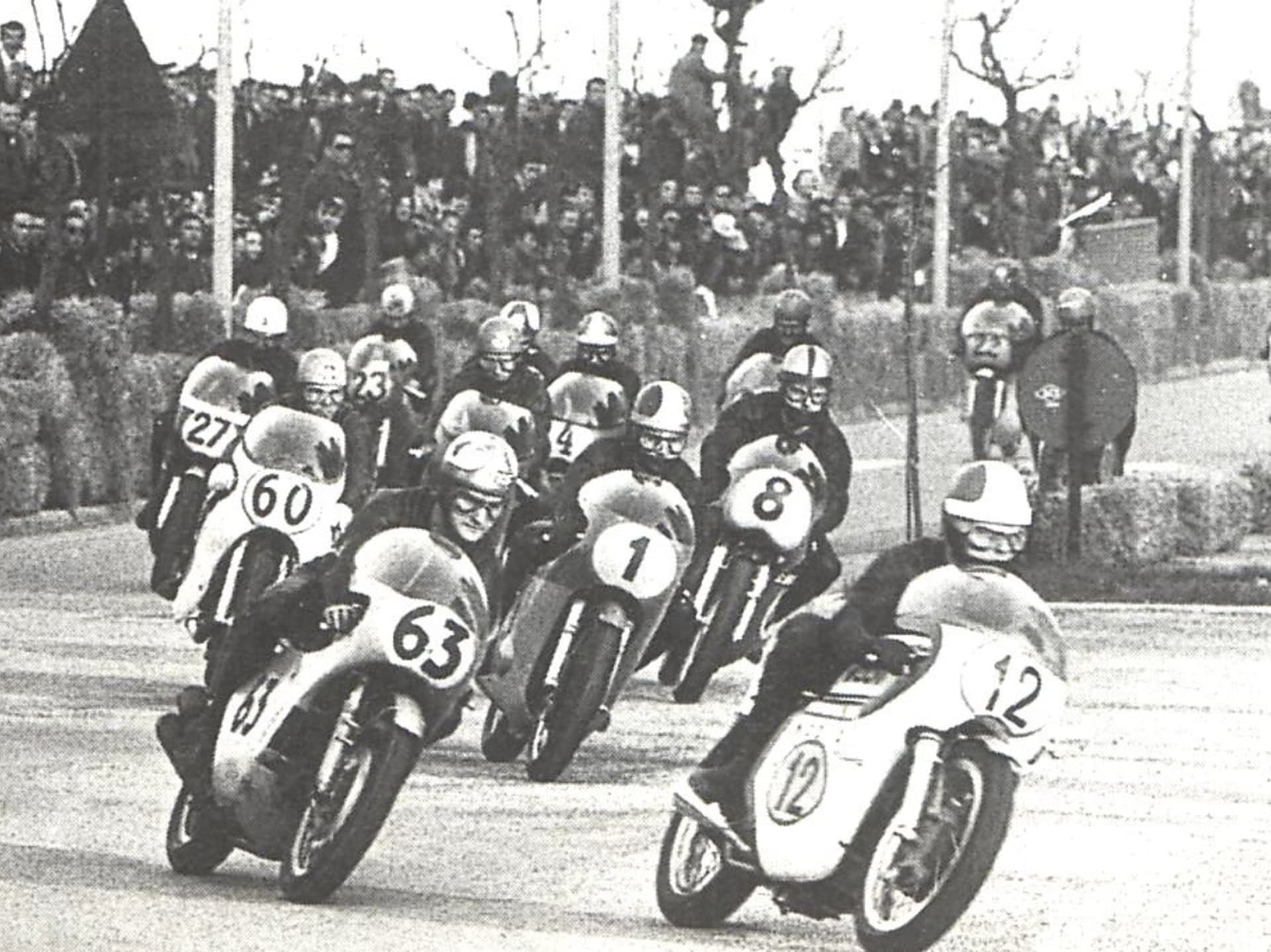 Před vyškrtnutím TT z termínové listiny mistrovství světa silničních motocyklů jej vyhrály hvězdy jako Mike Hailwood (na snímku s číslem 63, Honda) či Giacomo Agostini (číslo 1, MV Agusta).