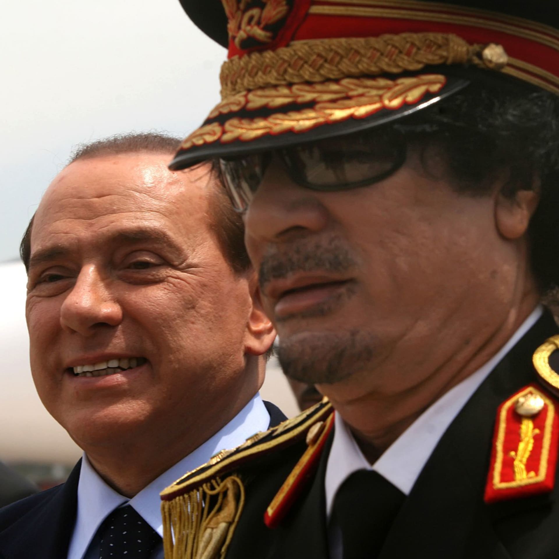 Berlusconi jako první premiér členské země NATO a EU navštívil Libyi.