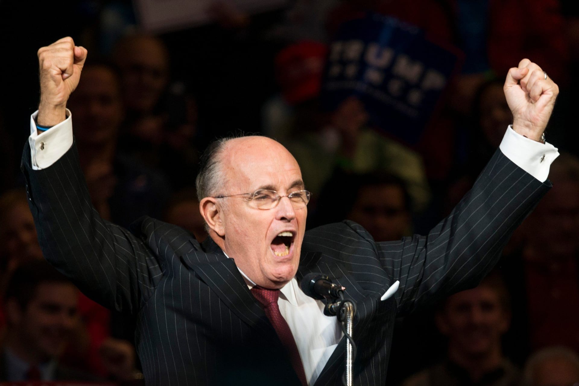 Rudy Giuliani v roce 2016 podpořil Donalda Trumpa, po jeho nástupu do úřadu prezidenta se stal poradcem v oblasti kybernetické bezpečnosti.