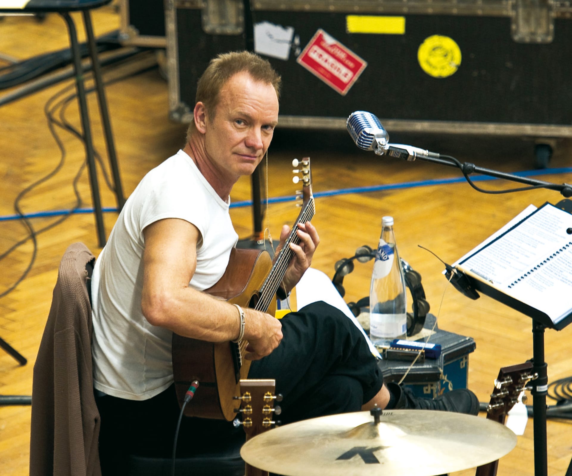 Sting hraje na basu tak, aby celá kapela získala senzační zvuk.