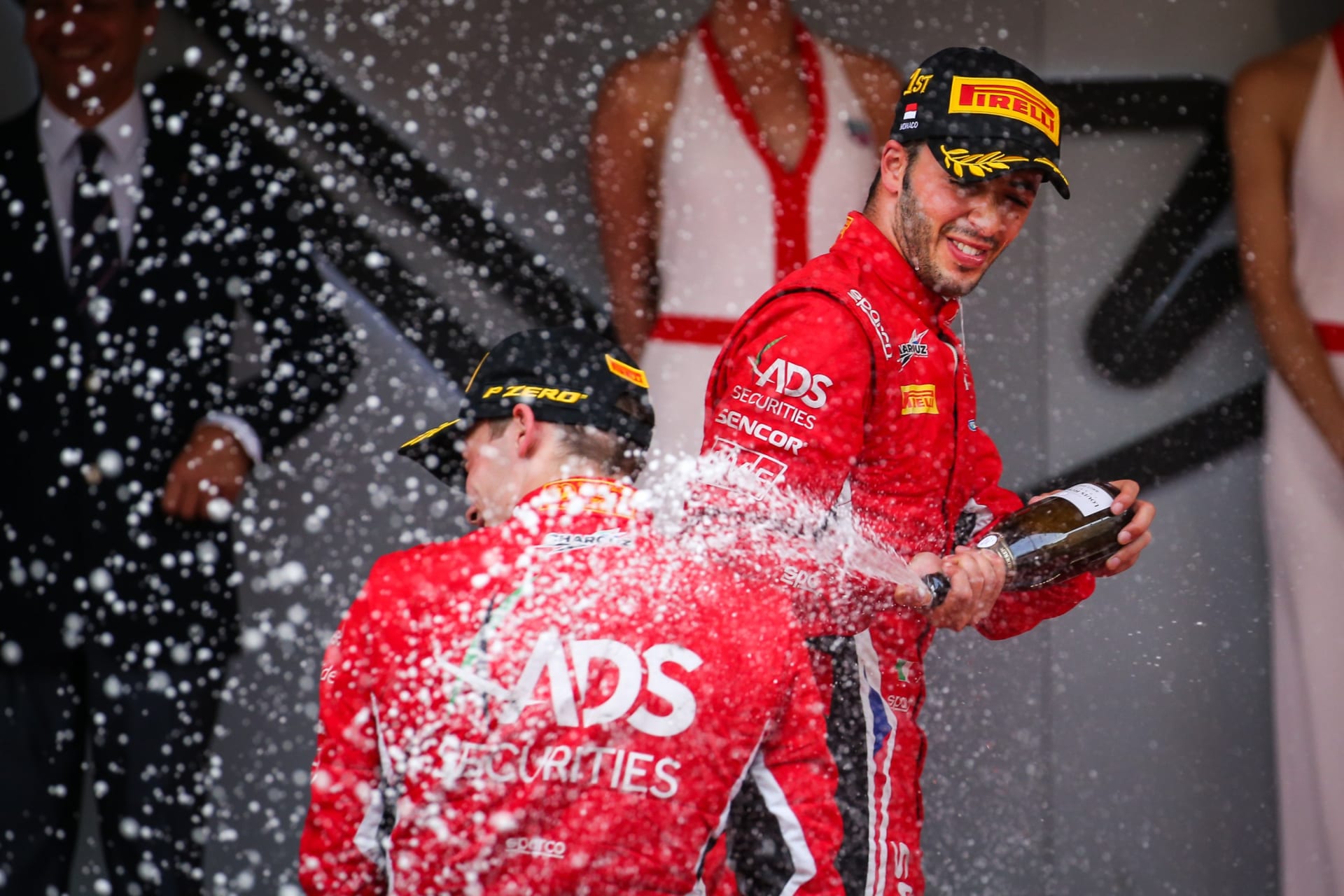 V Monaku stříkaly na piloty Charouz Racing System proudy šampaňského.