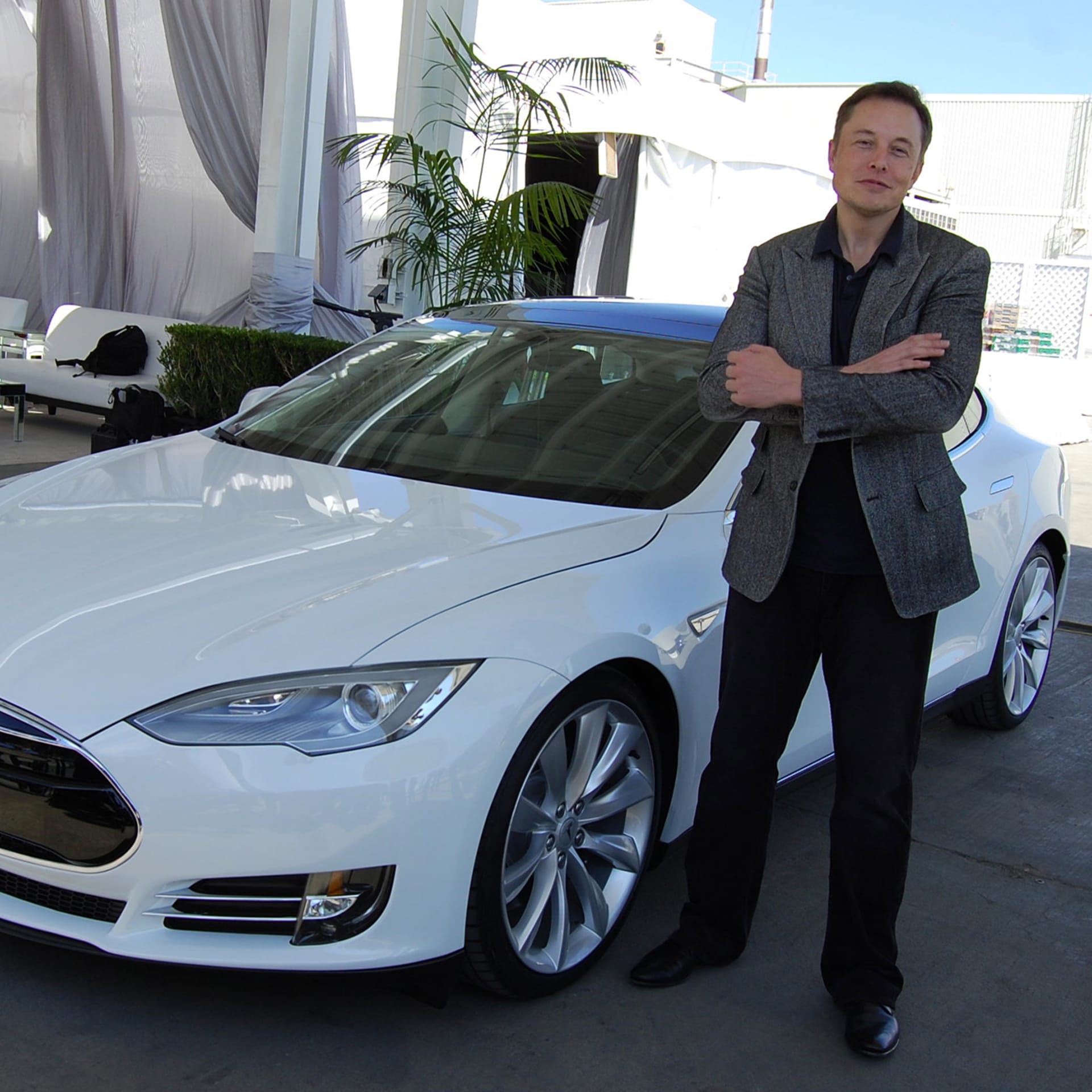 V roce 2003 vstoupil Elon Musk do elektroautomobilky Tesla, když svůj vstup podpořil částkou 6,5 milionu dolarů.