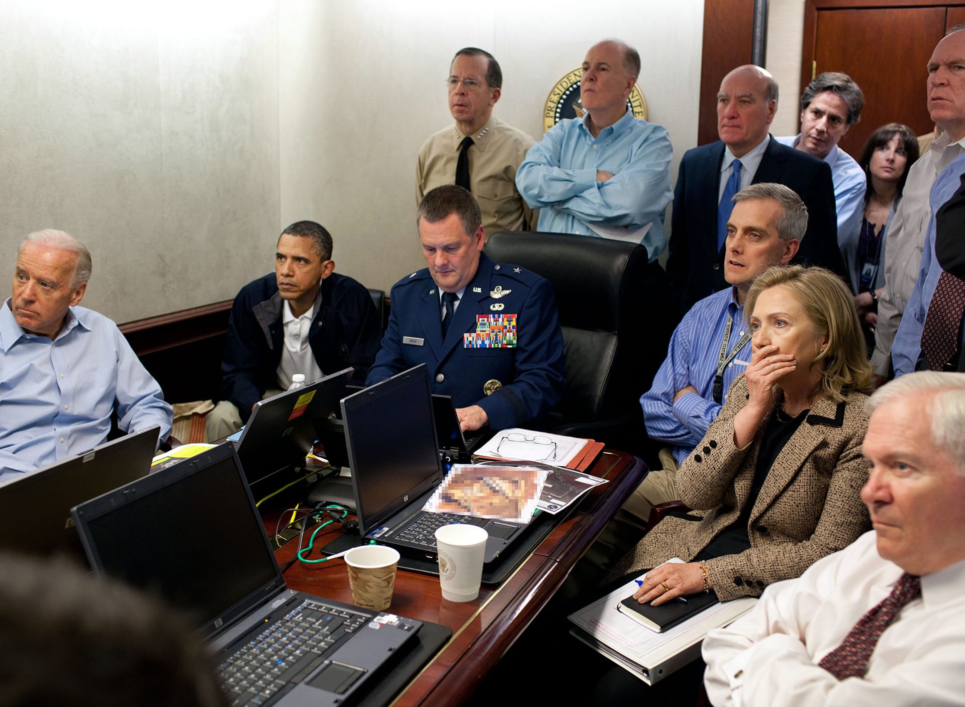 Národní bezpečnostní tým v čele s tehdejším prezidentem Obamou a viceprezidentem Bidenem sledují na začátku května 2011 operaci Neptune Spear vedoucí ke smrti Usámy bin Ládina.