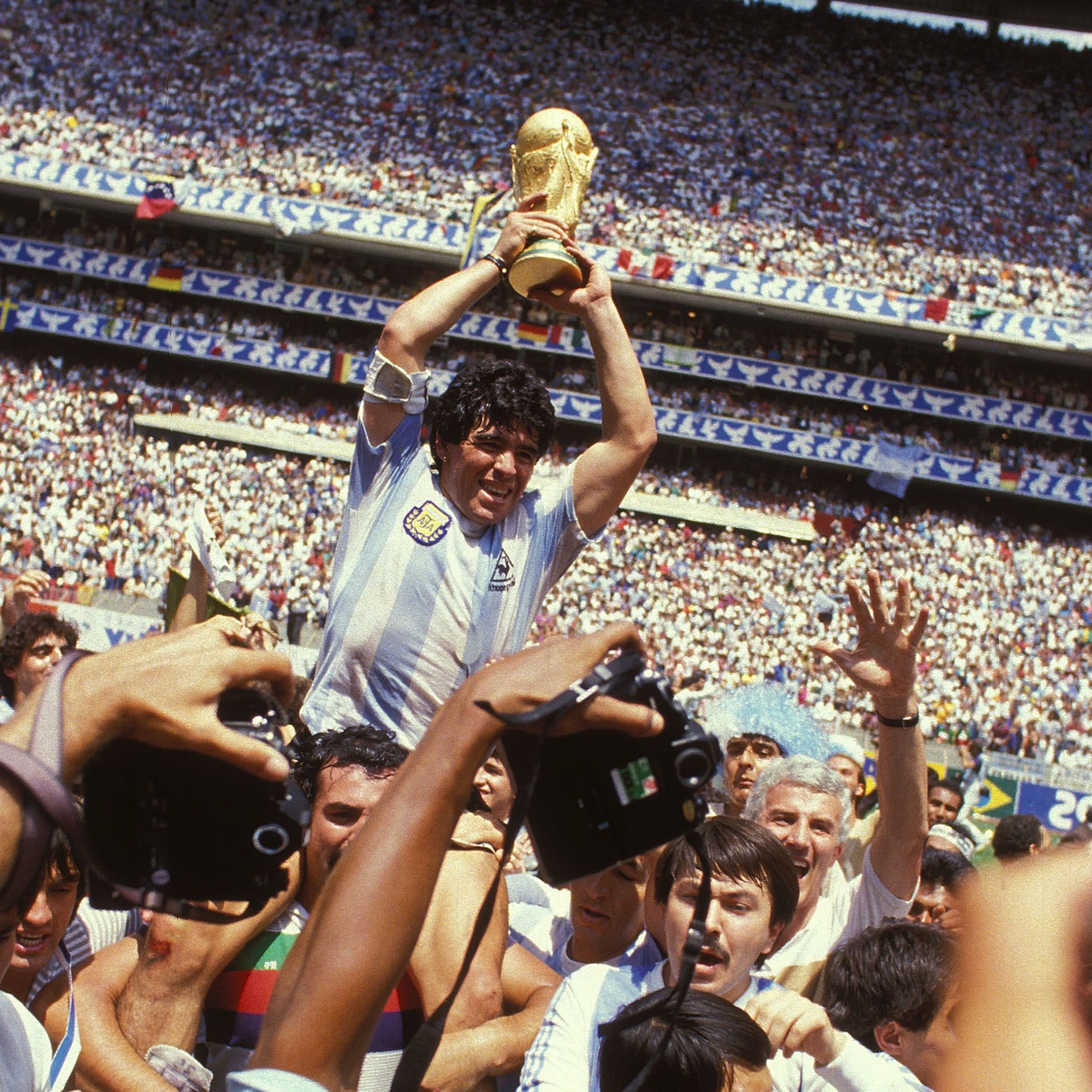 Na MS světa ve fotbale 1986 v Mexiku dovedl Diego s kapitánskou páskou na ruce svůj tým k titulu.