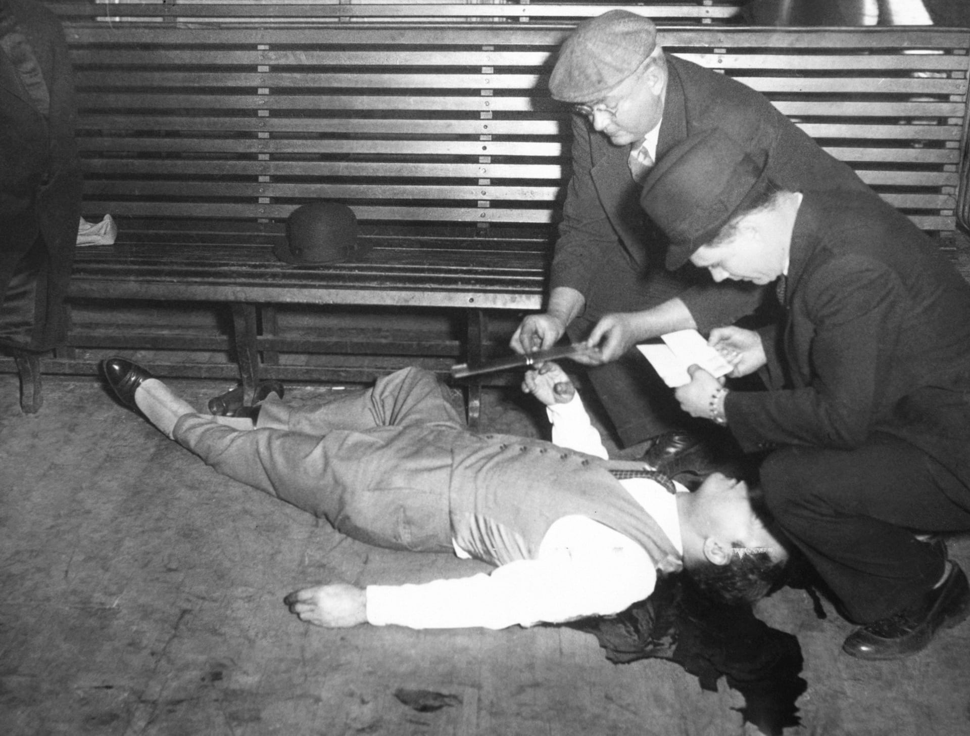 Jack McGurn, který byl spojován s masakrem na den svatého Valentýna, byl zavražděn třemi kolegy den po sedmém výročí této události.