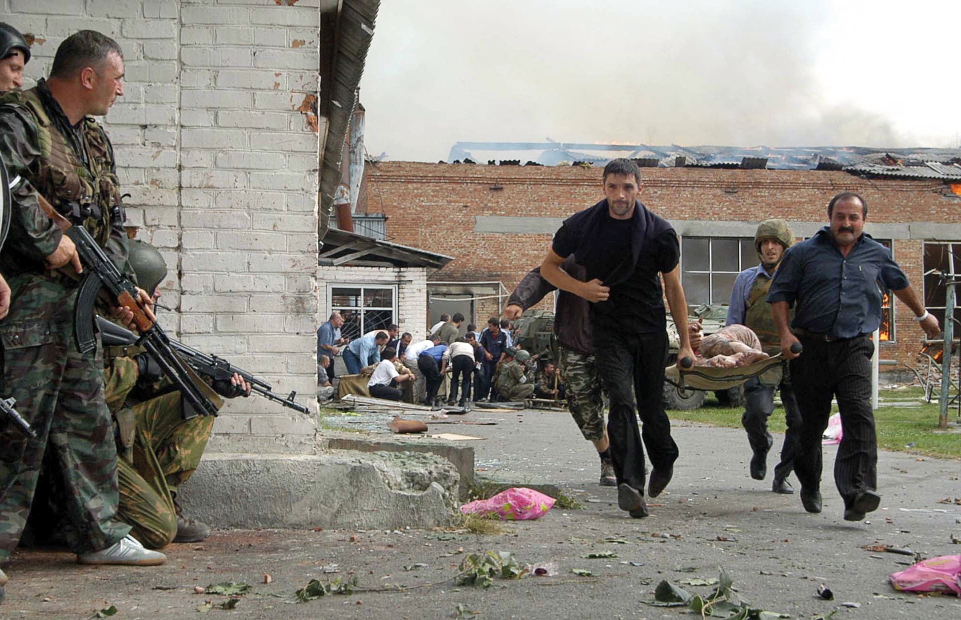 Čečenští teroristé zavraždili v Beslanu 334 lidí.