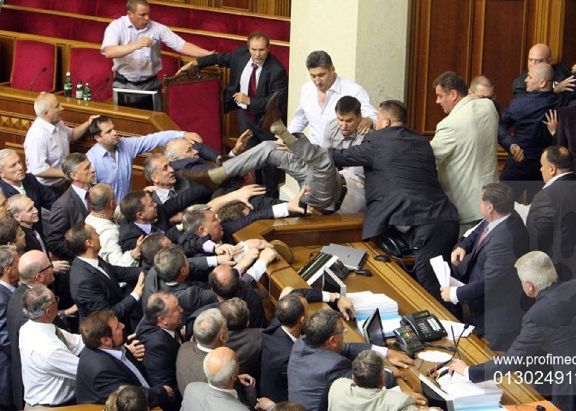 Facka jako argument neslouží pouze v Česku, například v prosinci 2012 vyslali jasný signál o své bojeschopnosti poslanci ukrajinského parlamentu.