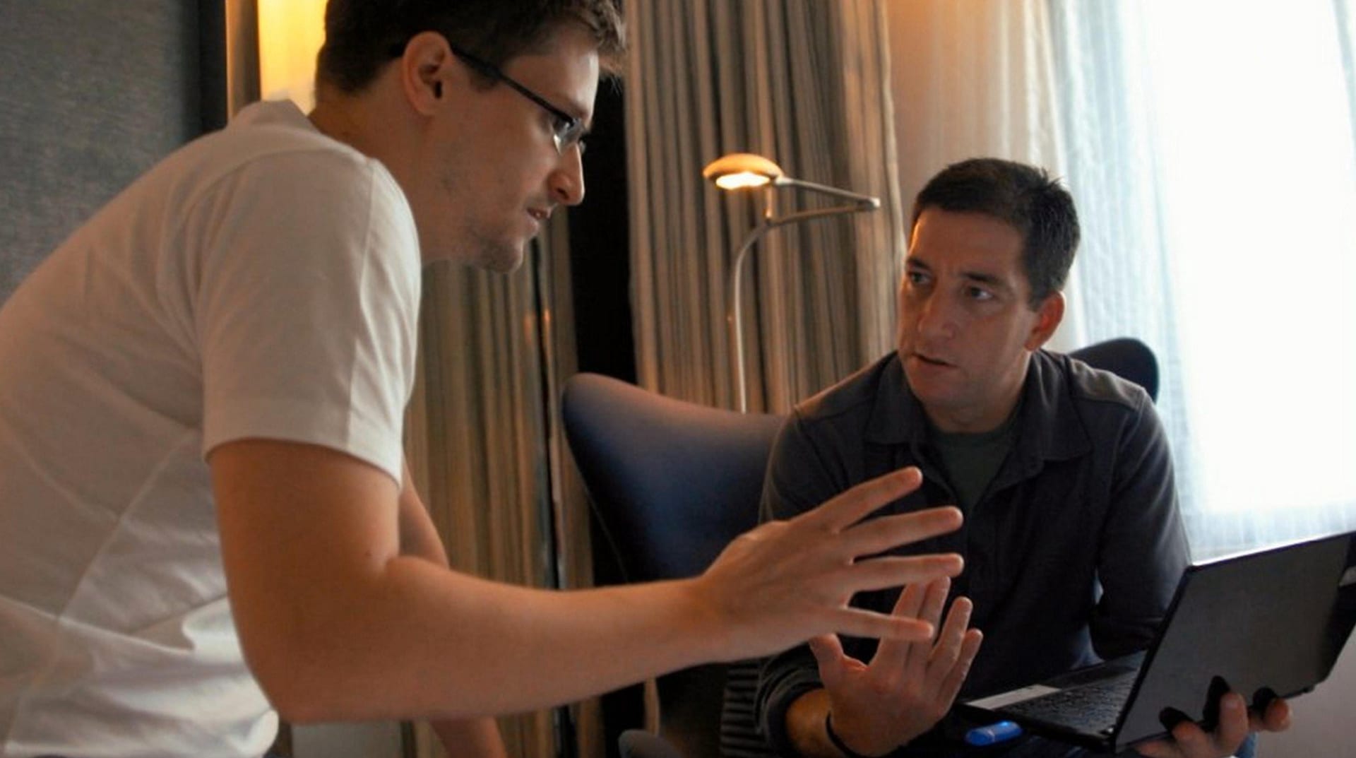Nejvýbušnější materiály svojí kariéry začal Greenwald (vpravo) vypouštět 6. června 2013. Informace získal od Edwarda Snowdena (vlevo).