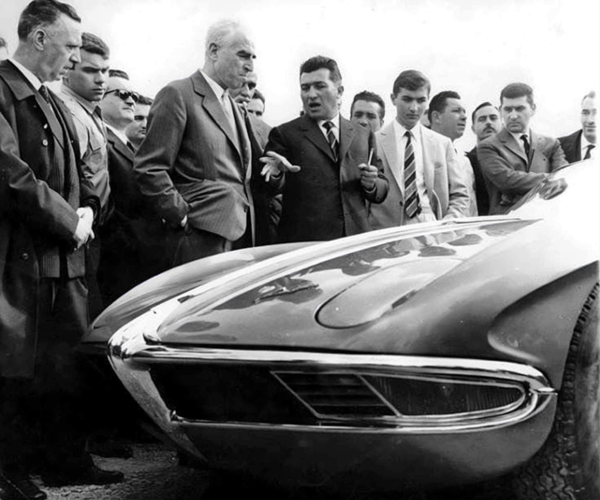 Prvním sériovým vozem z produkce automobilky se stalo v roce 1963 Lamborghini 350 GTV, na snímku představuje Ferruccio Lamborghini tento model novinářům.