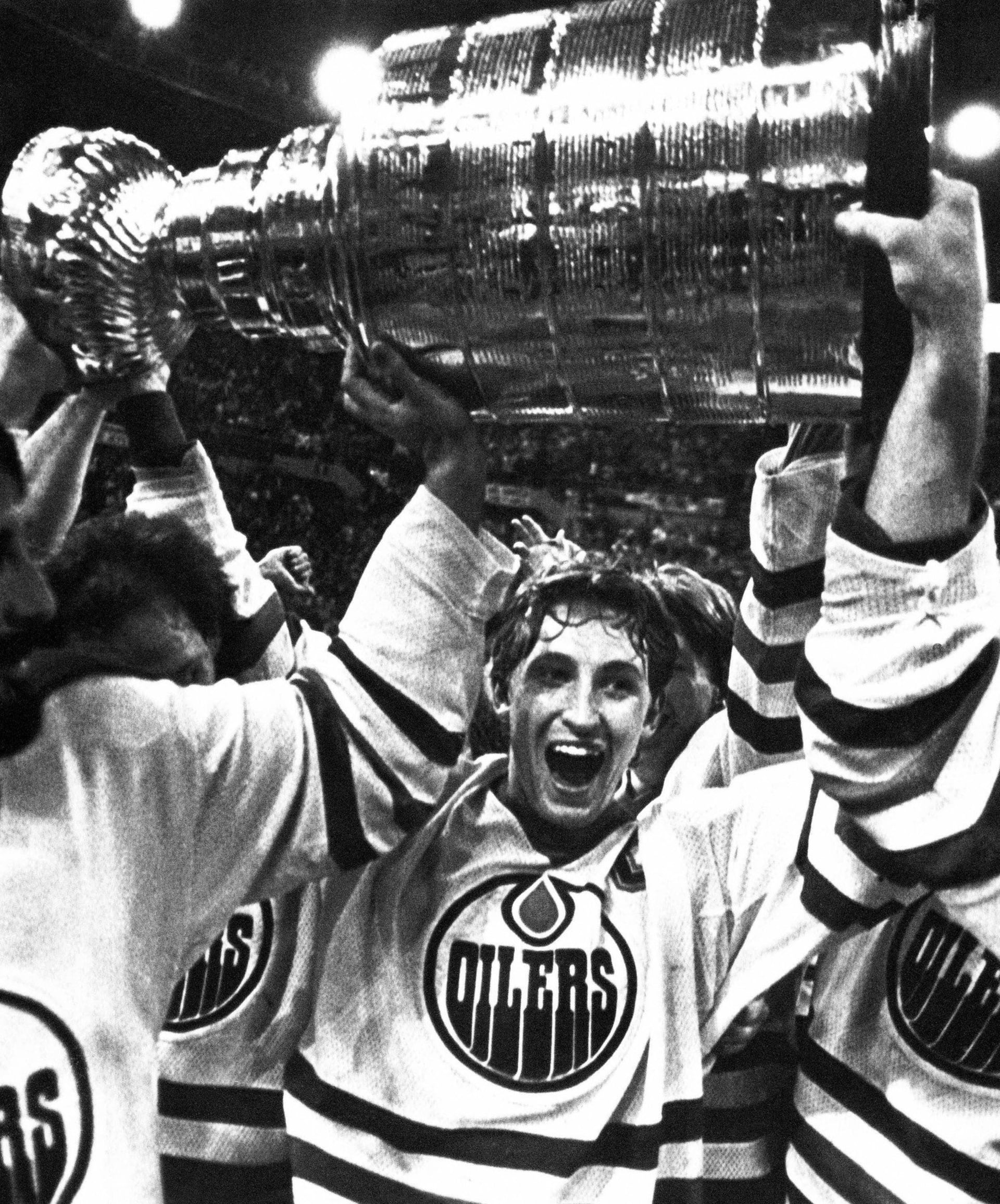I nejslavnější hokejista historie Wayne Gretzky musí počítat s tím, že jeho jméno jednou ze Stanley Cupu zmizí.