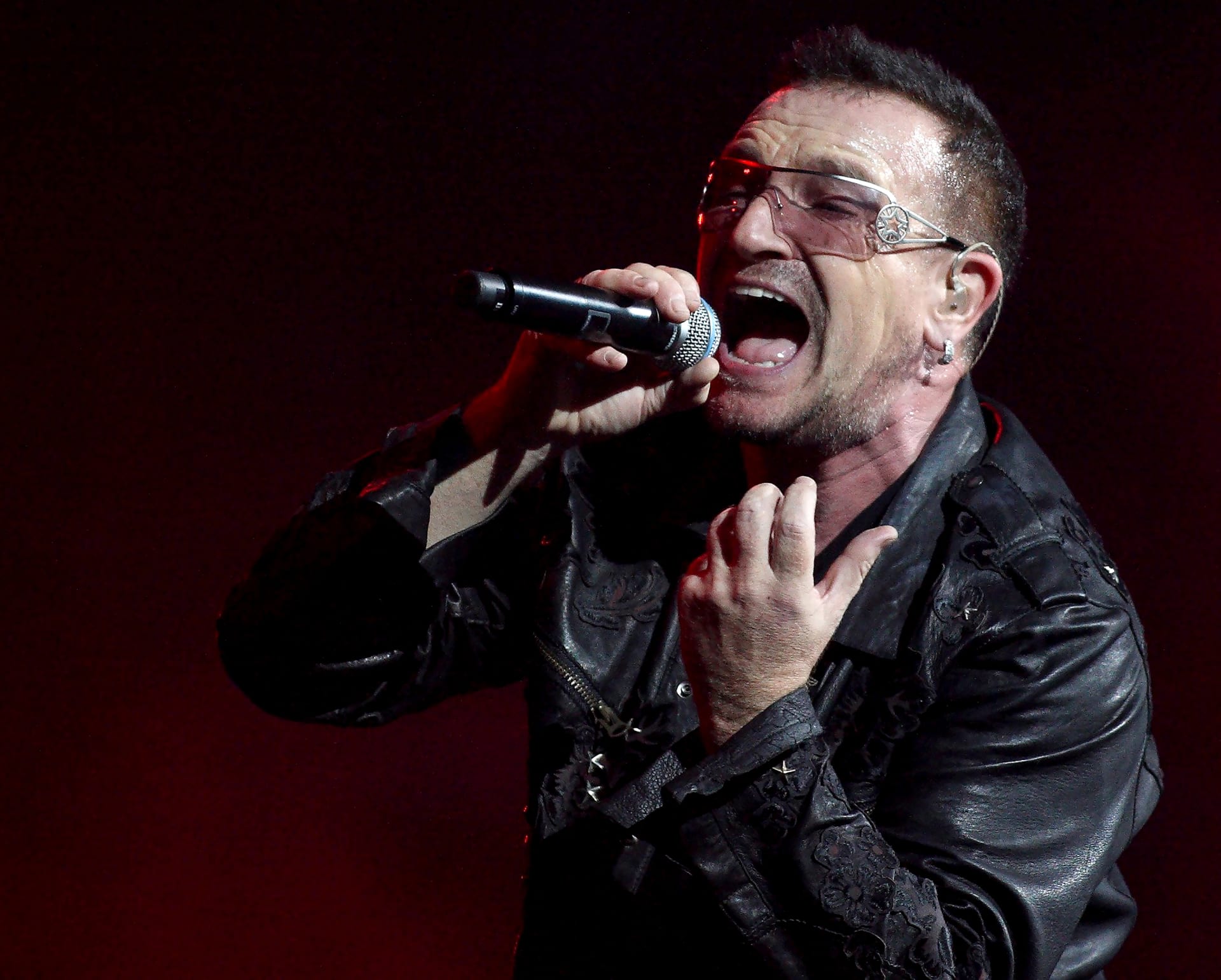 Druhou pozici s přibližně polovičním majetkem proti dominujícímu „broukovi“ kontroluje frontman skupiny U2 známý pod jménem Bono.