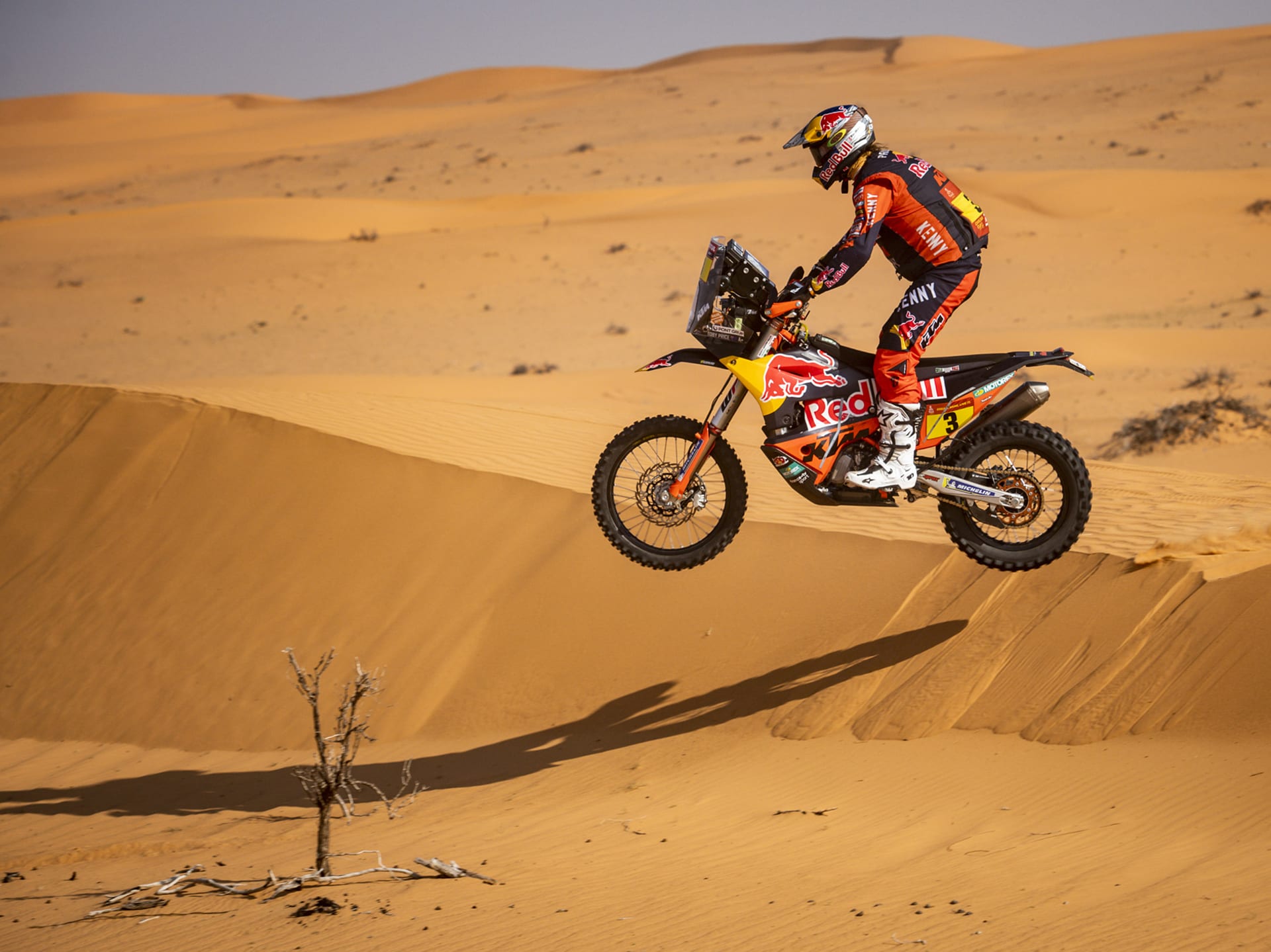 „Podívejte se na Tobyho Price, Australana, který vyhrál Dakar dvakrát. Má neskutečné fyzické parametry, jinak by 200 kilo vážící motorku nekočíroval.“