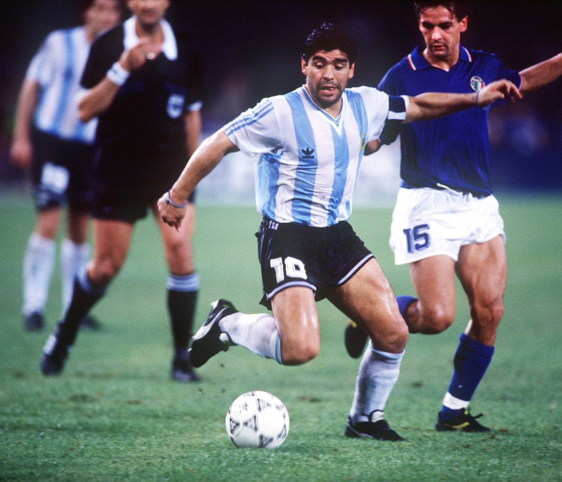 Maradonova velikost se prokázala hlavně na MS 1990, kdy i s pohybem rychlého chodce dovedl svůj tým do boje o zlato. Argentina vyřadila největší favority - Brazílii a především domácí Itálii.