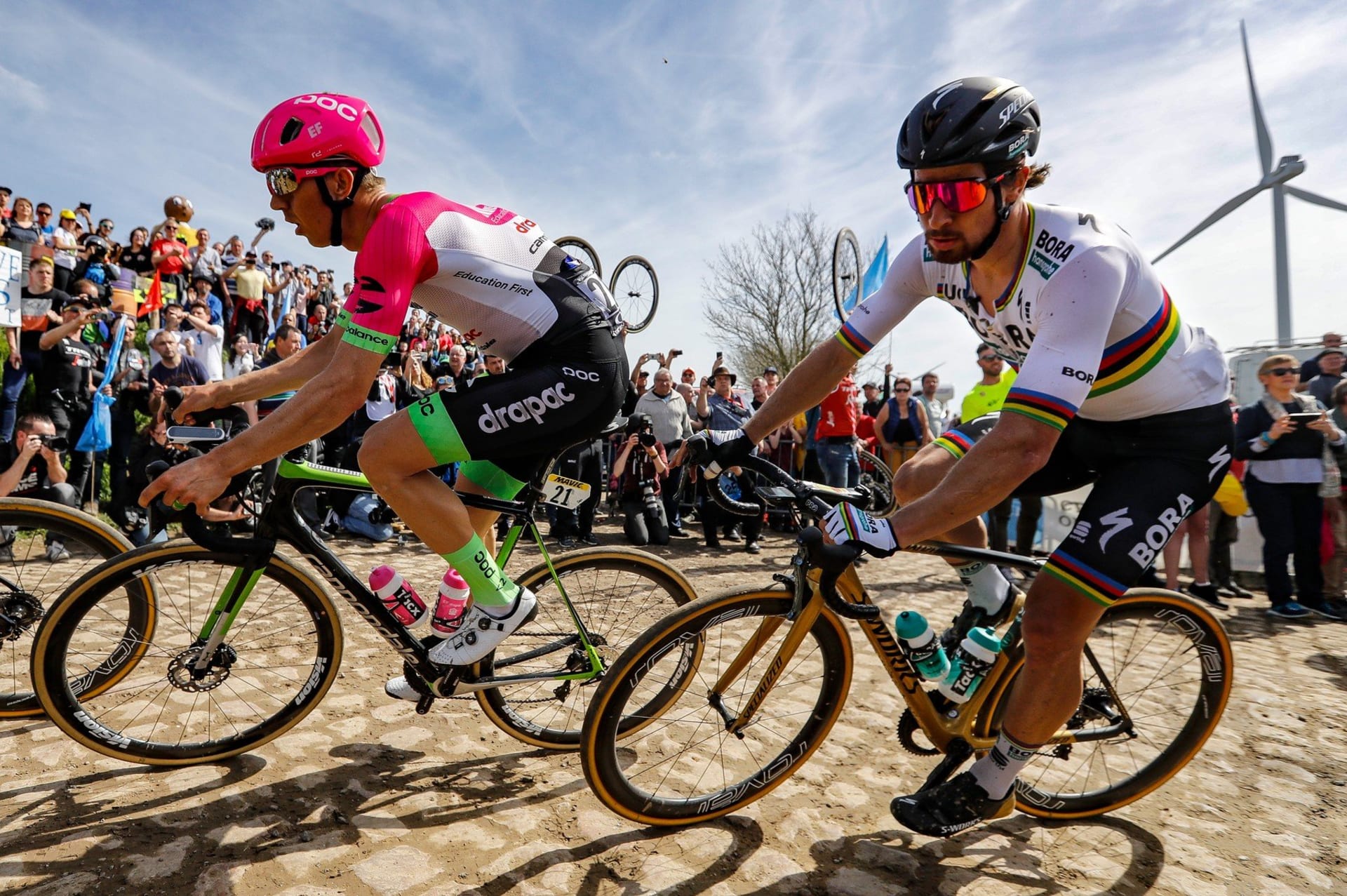 Loni urval na kostkách závodu Paris-Roubaix vítězství Peter Sagan (v dresu týmu Bora–Hansgrohe).