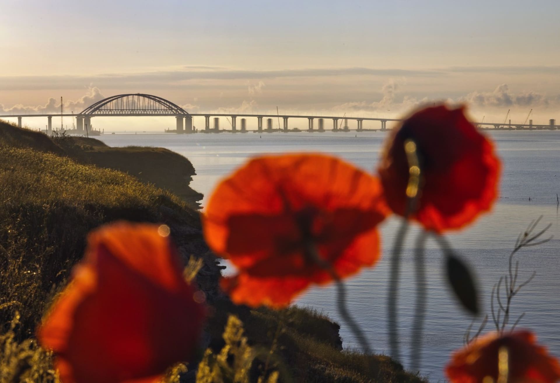 Pohled na Krymský most včetně cekce umožňující proplutí velkých lodí
