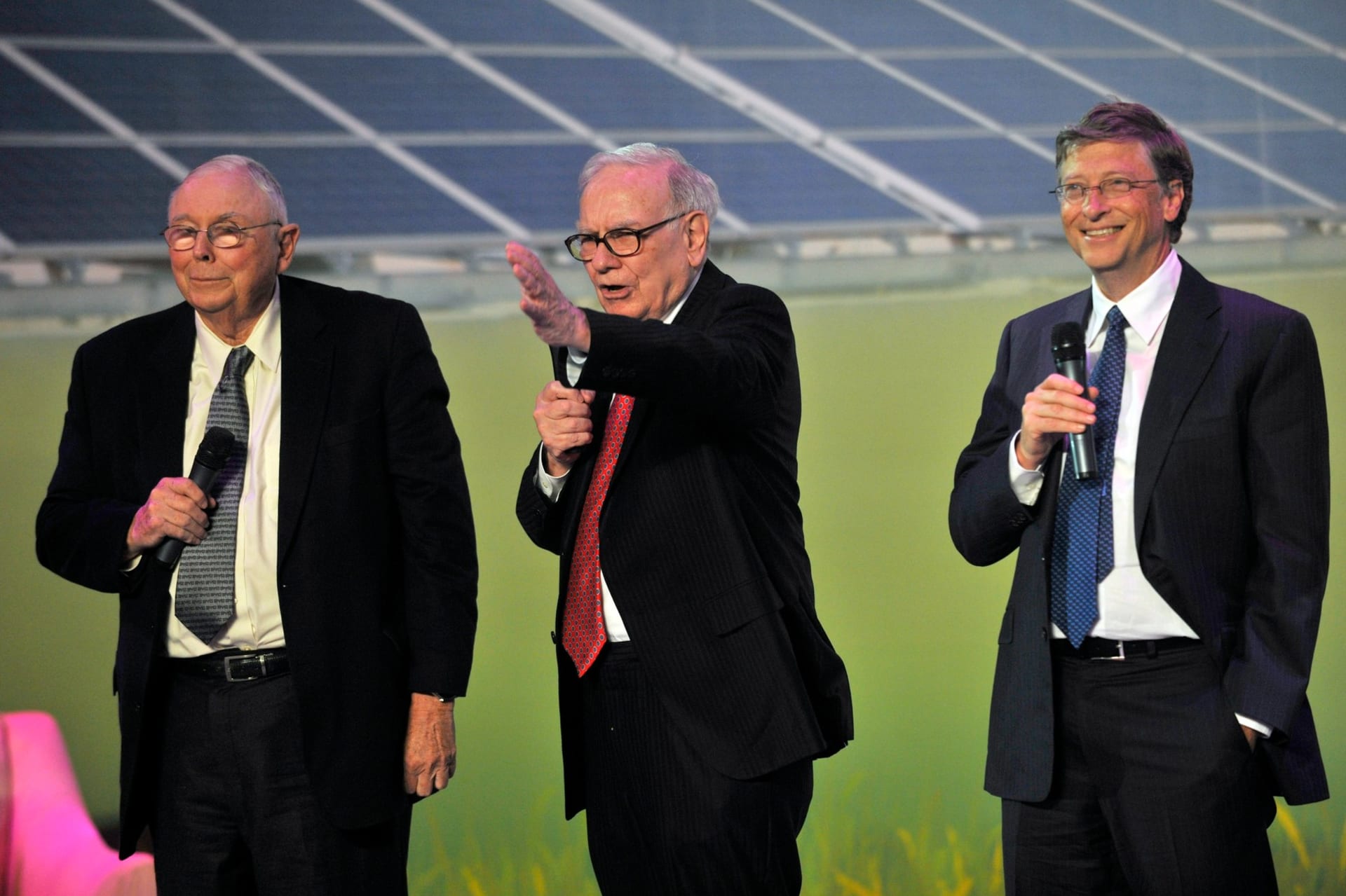 Charlie Munger (vlevo) je společně s Warrenem Buffettem (uprostřed) tvůrcem přeměny původně textilní společnosti Berkshire Hathaway na jednu z nejúspěšnějších investičních společností planety. Významným akcionářem této korporace je i Bill Gates (vpravo).