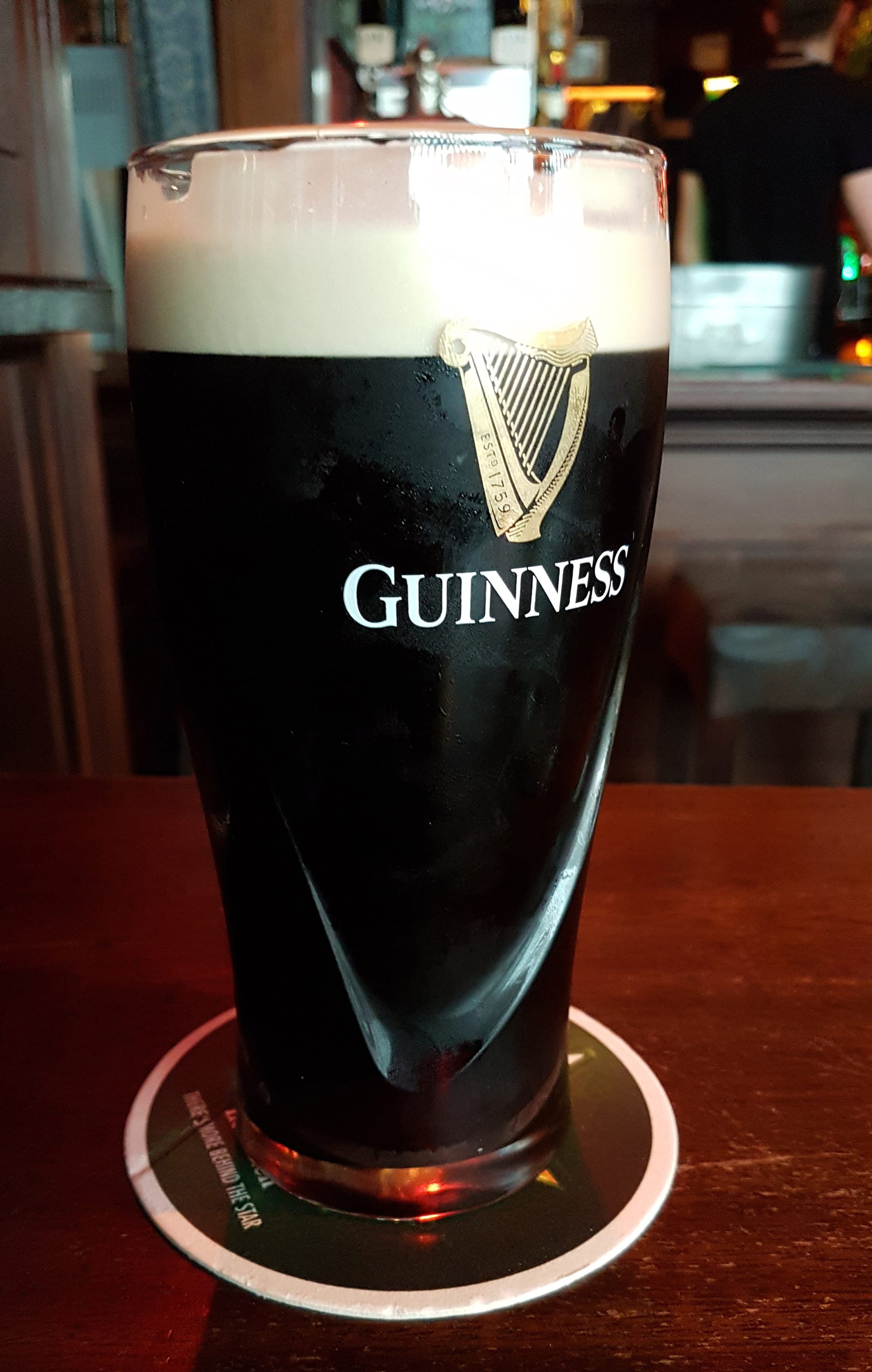 Ve vousech či knírech konzumentů skončí každoročně přes 92 000 litrů piva Guinness.