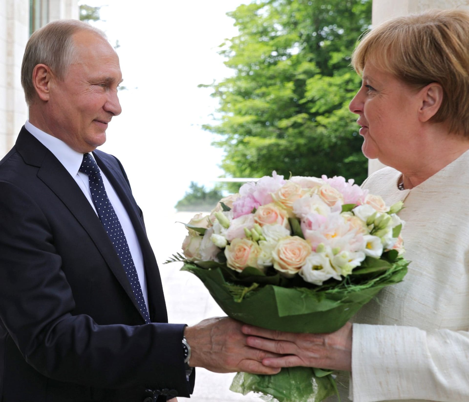 Angela Merkel na jedné straně podporovala veškeré sankce proti Rusku, zároveň byla v průběhu jejího kancléřství v roce 2018 zahájena výstavba plynovodu Nord Stream 2.