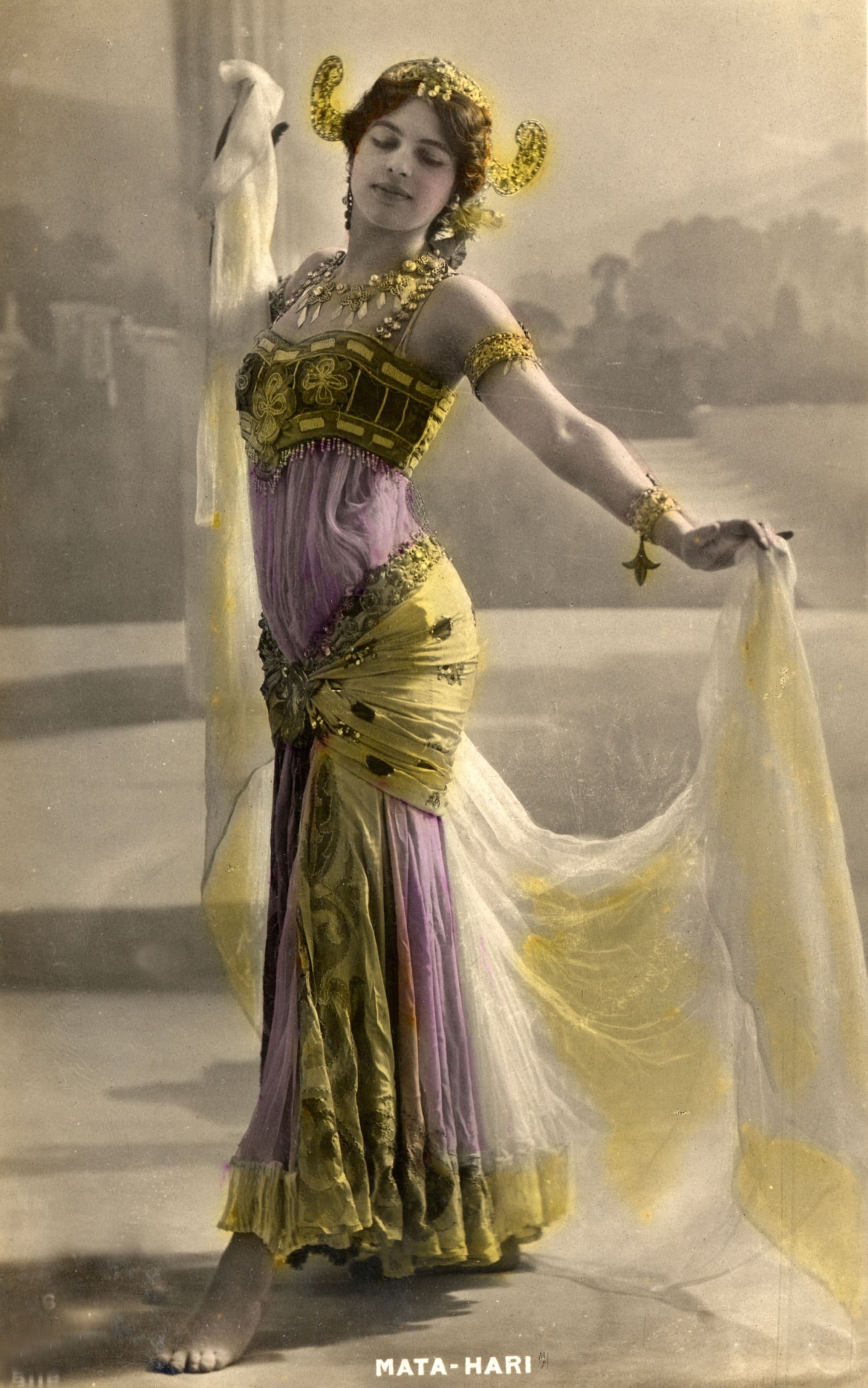 Mata Hari vystupovala v cirkusech, pózovala malířům a proslula jako tanečnice exotických tanců. Hlavně to ale byla jedna z nejslavnějších špionek historie.