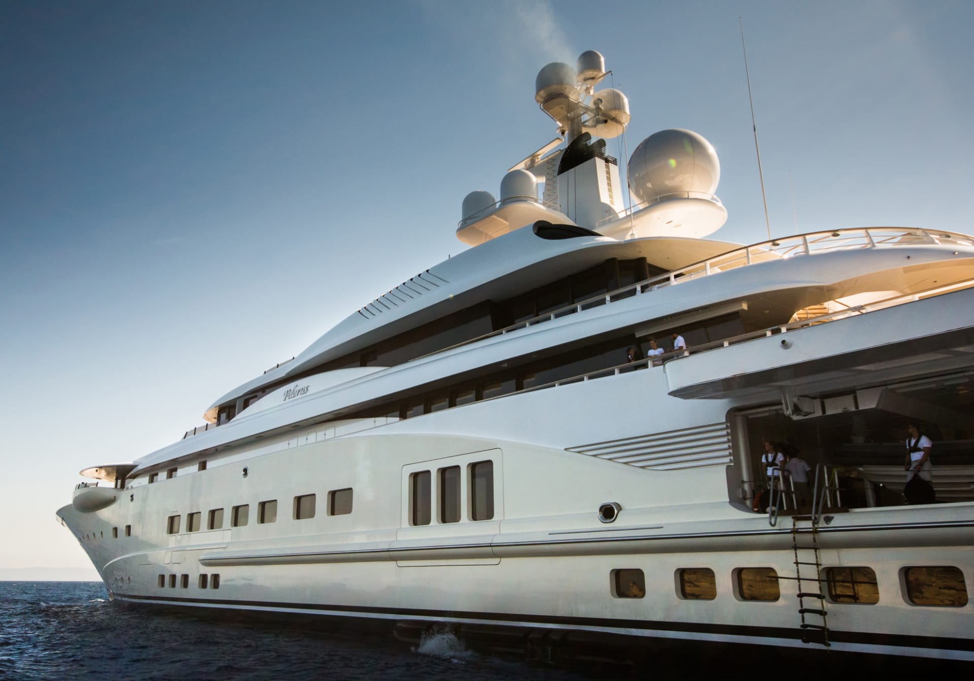 Druhá manželka Irina Malandinová získala v rámci vyrovnání i jachtu Pelorus, dnes tuto jachtu vlastní čínský miliardář.