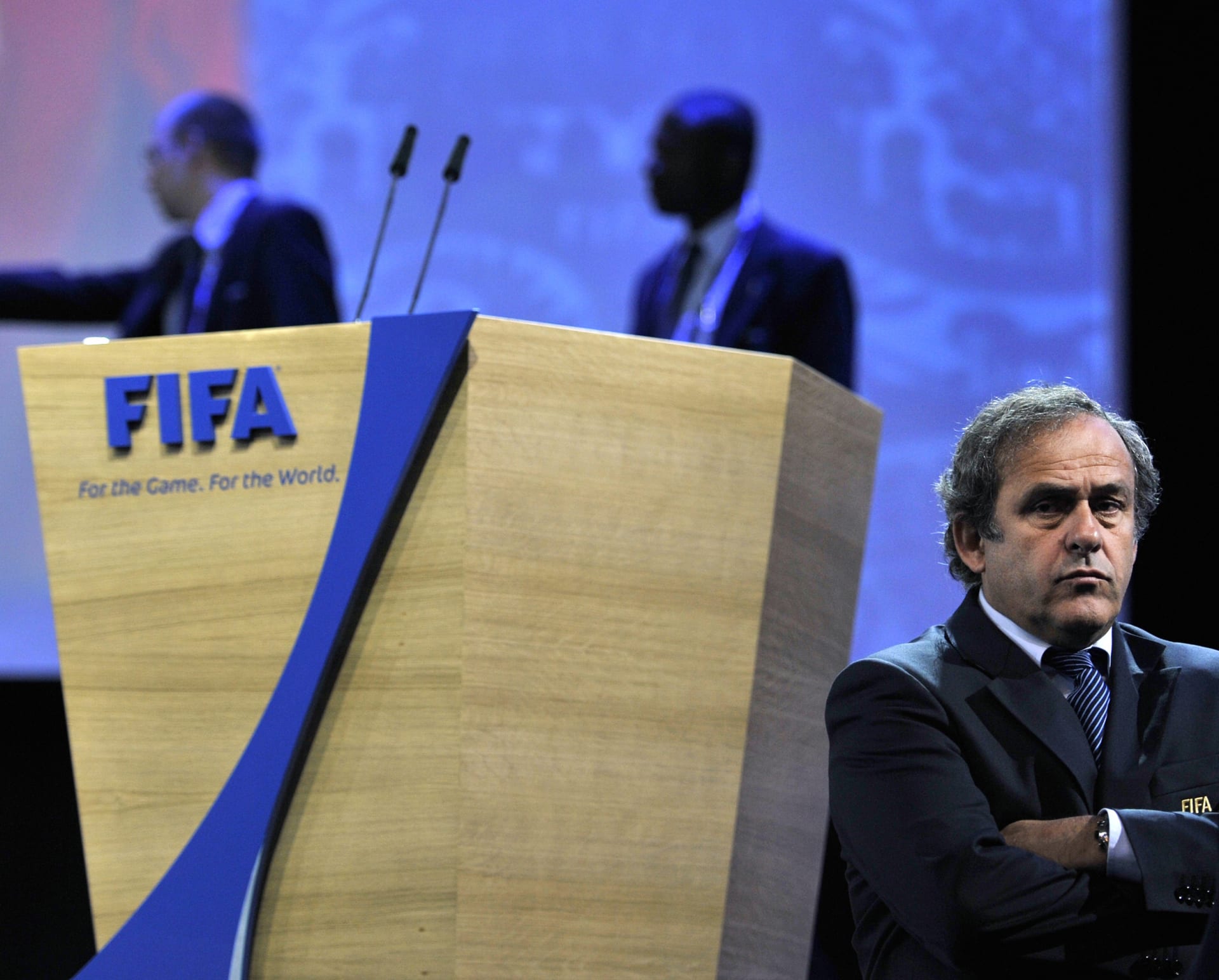 V souvislosti se skandály musel krom Seppa Blattera skončit i jeho prakticky jistý nástupce Michel Platini.