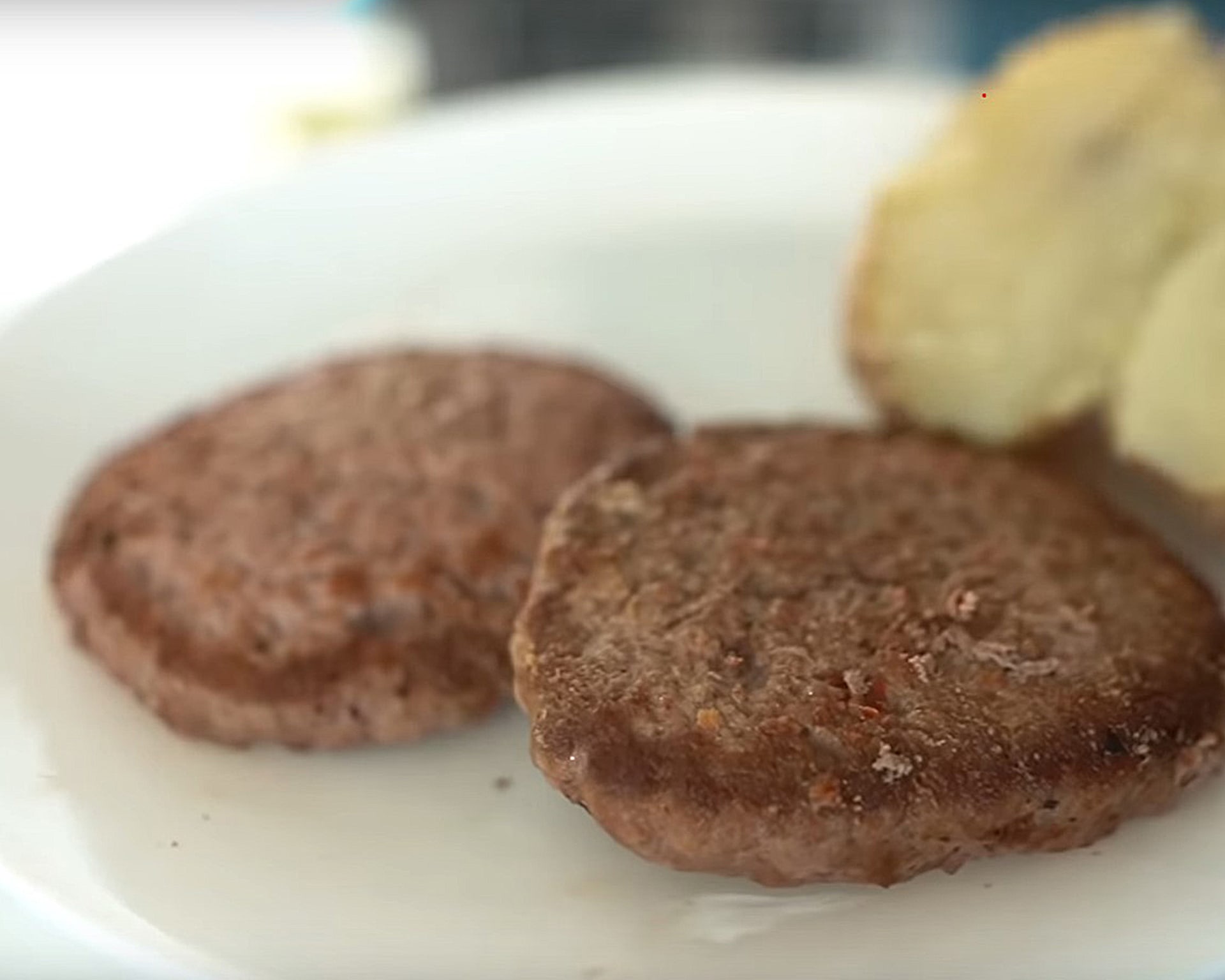 Hodinu po tréninku následovaném koktejlem se syrovátkovým proteinem přišly na řadu dva libové hovězí hamburgery s pečeným bramborem.