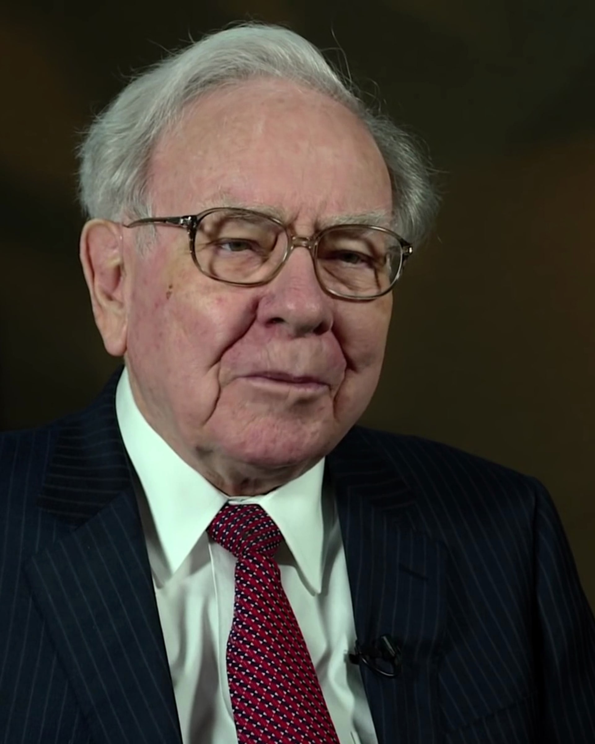 Jedním z velkých světových hráčů, kteří nepanikaří a dokážou i na krizi vydělat, je Warren Buffett. Tento téměř jedenadevadesátiletý americký miliardář, investor a filantrop  se vloni ke všeobecnému překvapení obrátil ke zlatu.