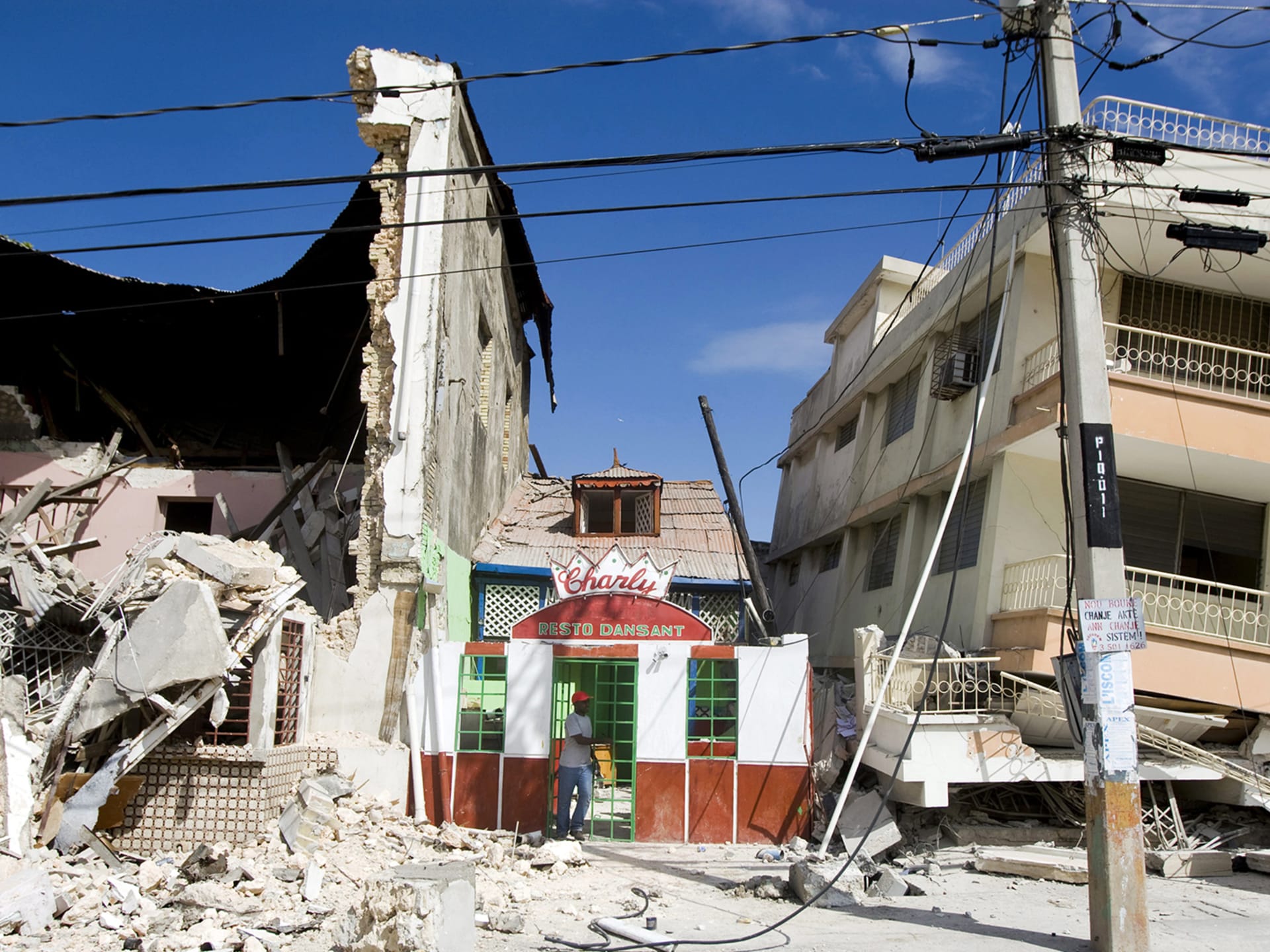 Katastrofickým zemětřesením zasažené haitské hlavní město Port-au-Prince.