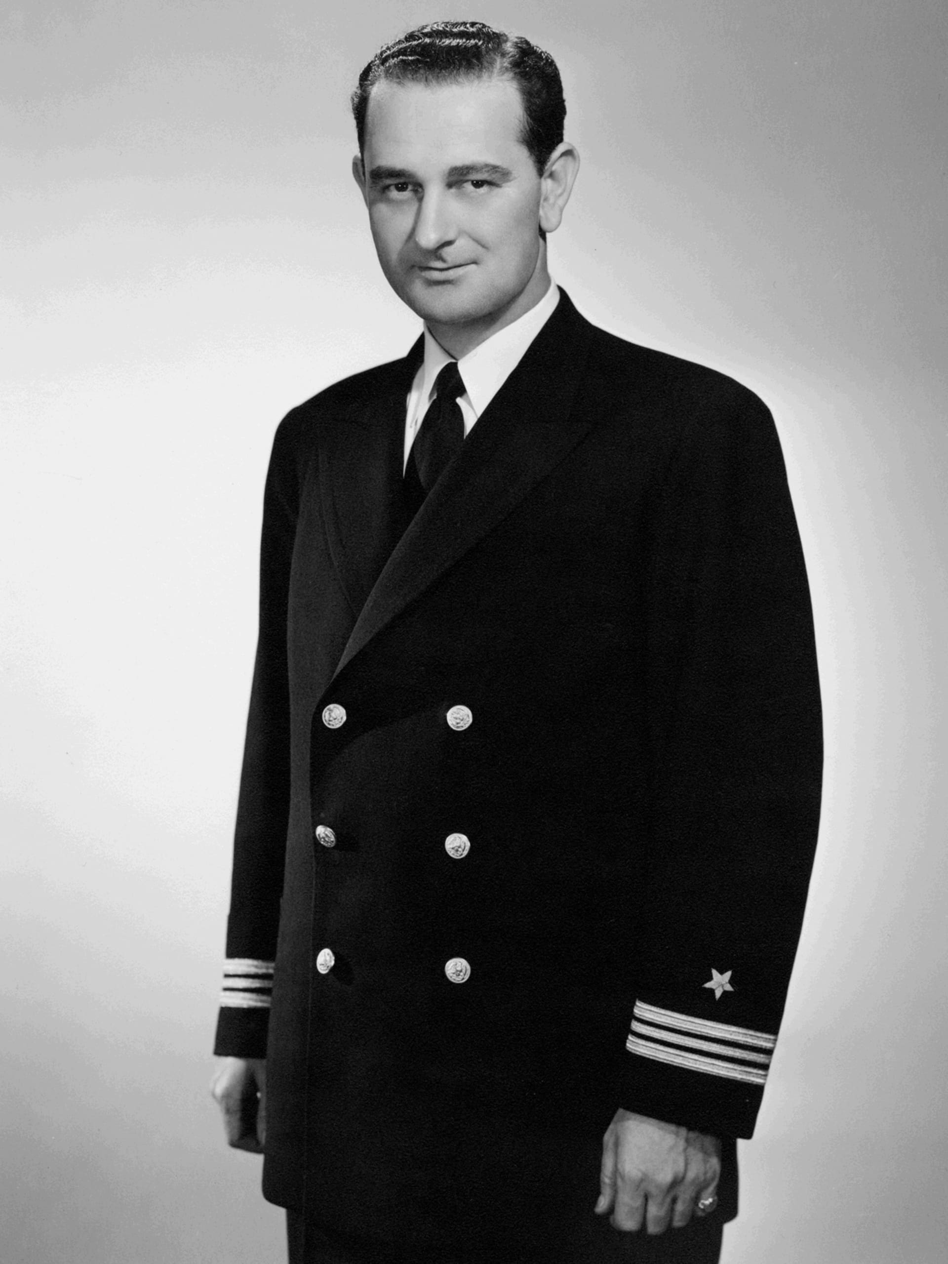 V uniformě amerického vojenského námořnictva to Johnsonovi sedělo. Dotáhl to do hodnosti komandéra.