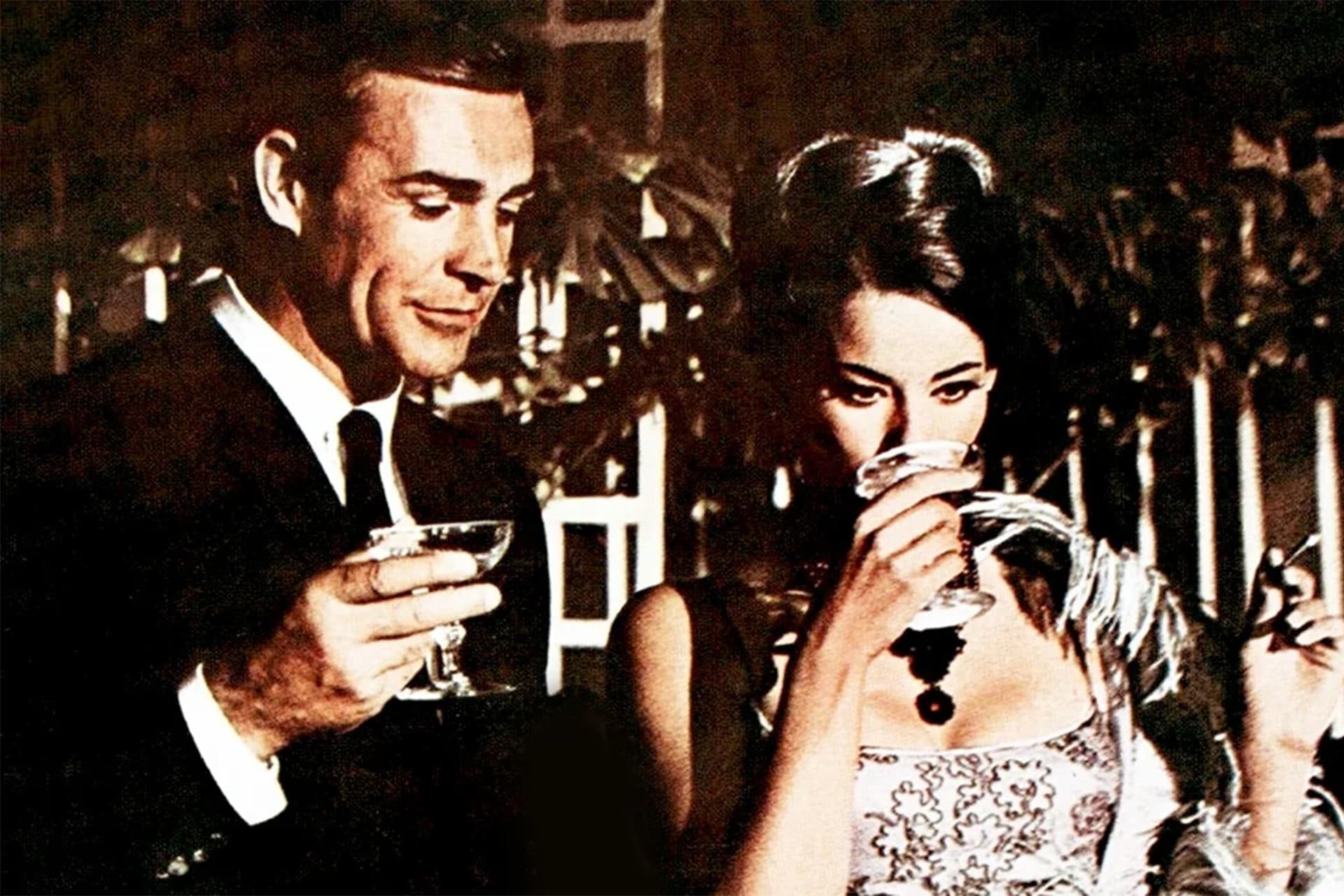 James Bond je, co se nejznámějšího nápoje s ním spojeného týče, proslulý frází: Protřepat, nemíchat!