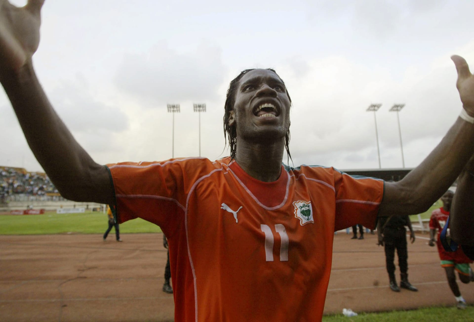 V kvalifikaci na MS 2006 tým vedený Drogbou dvakrát porazil Egypt (v obou utkáních kapitán „slonů“ skóroval), ale v zápasech s Kamerunem podlehl. To, společně s výsledky ostatních utkání, udrželo souboj o vítěze africké skupiny 3 otevřený až do závěru.