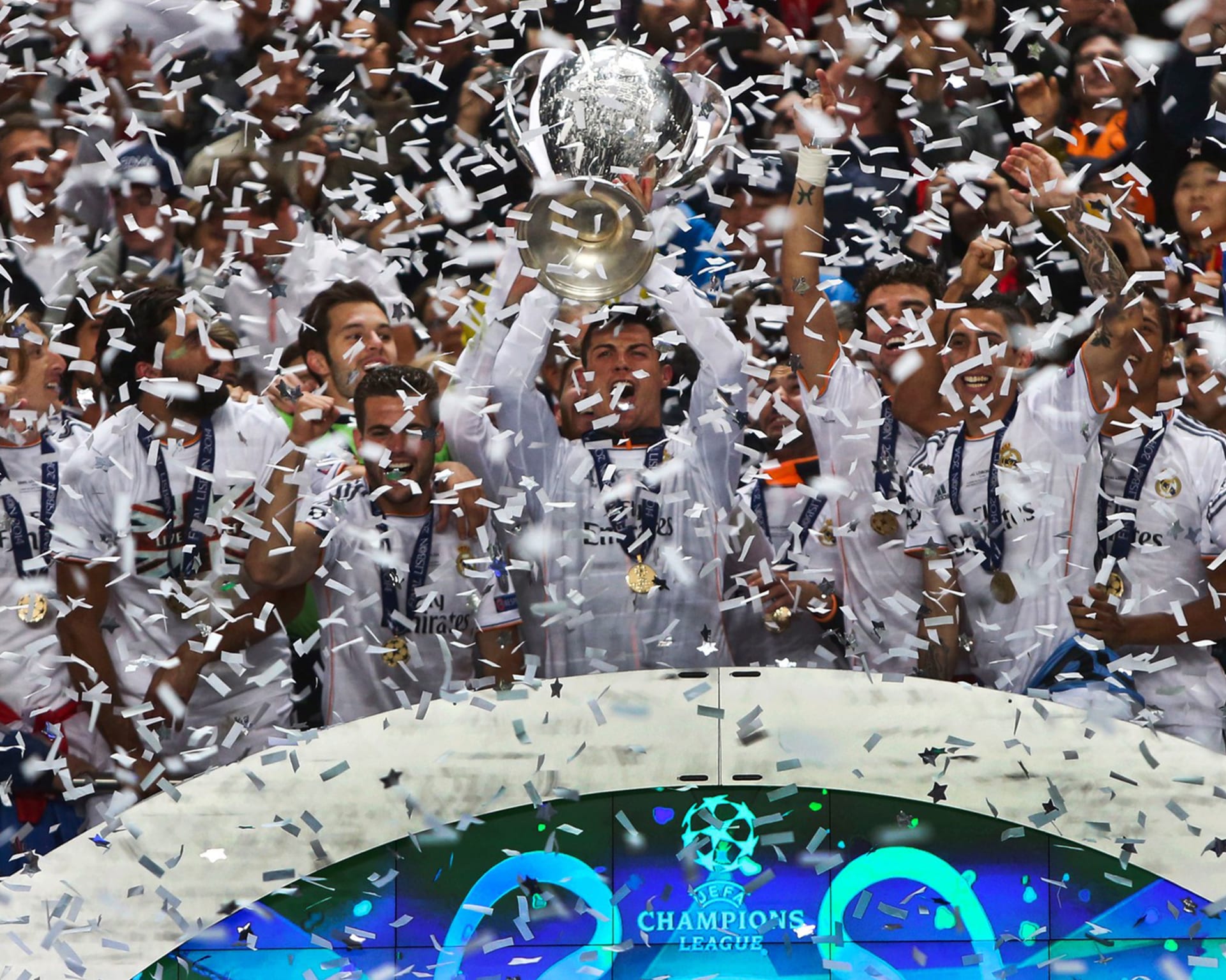 První finále, kde se střetly dokonce kluby z jednoho města, si Champions League zapsala do letopisů v roce 2014. Po drtivém prodloužení zdvihli nad hlavy pohár pro vítěze hráči Realu Madrid.