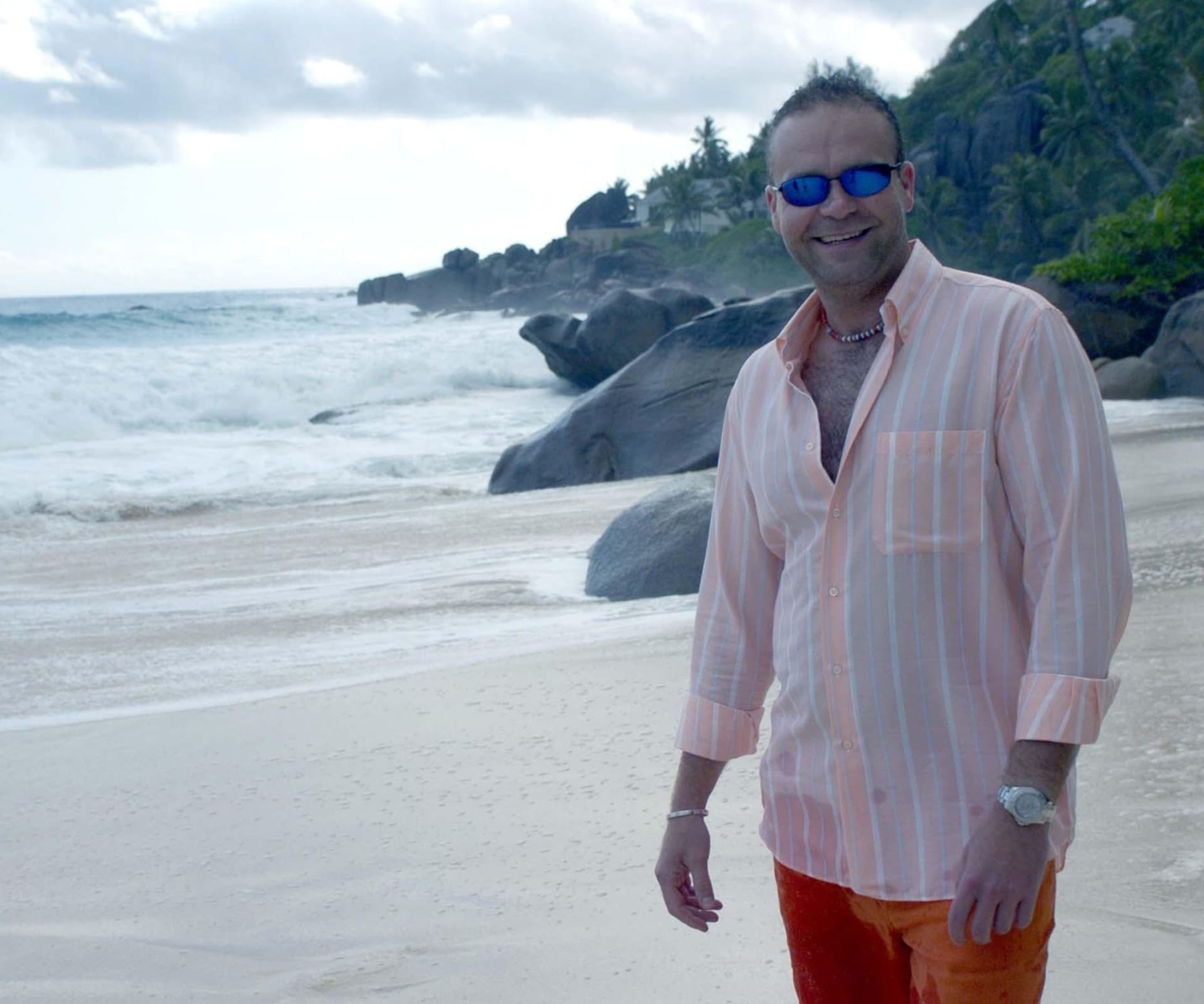 Od léta 2005 do dubna 2007 pobýval Krejčíř s rodinou na Seychelách, poté zamířil s pozměněnou vizáží a falešným pasem do JAR.