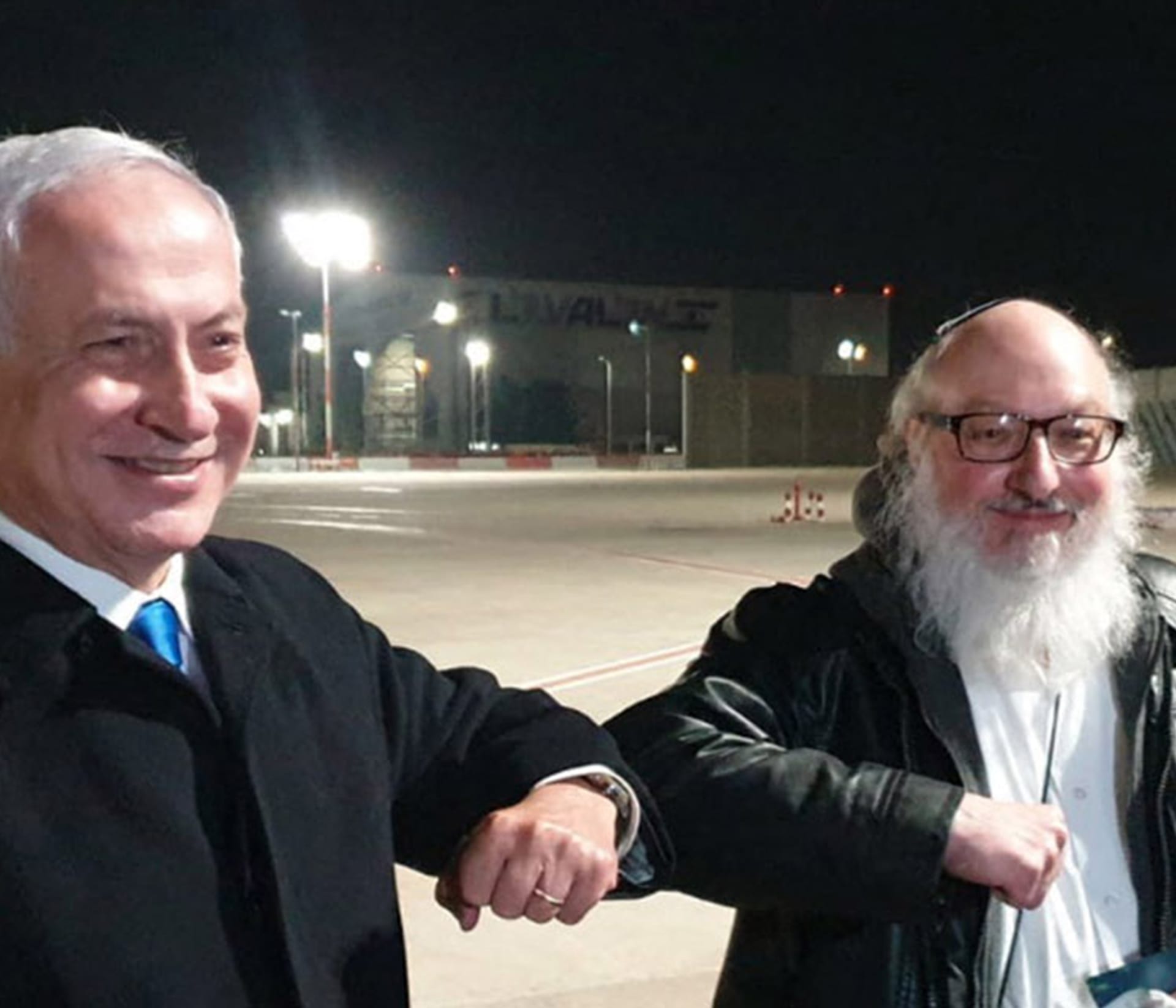 Na letišti v Tel Avivu přivítal Pollardovi dosluhující izraelský premiér Benjamin Netanjahu.