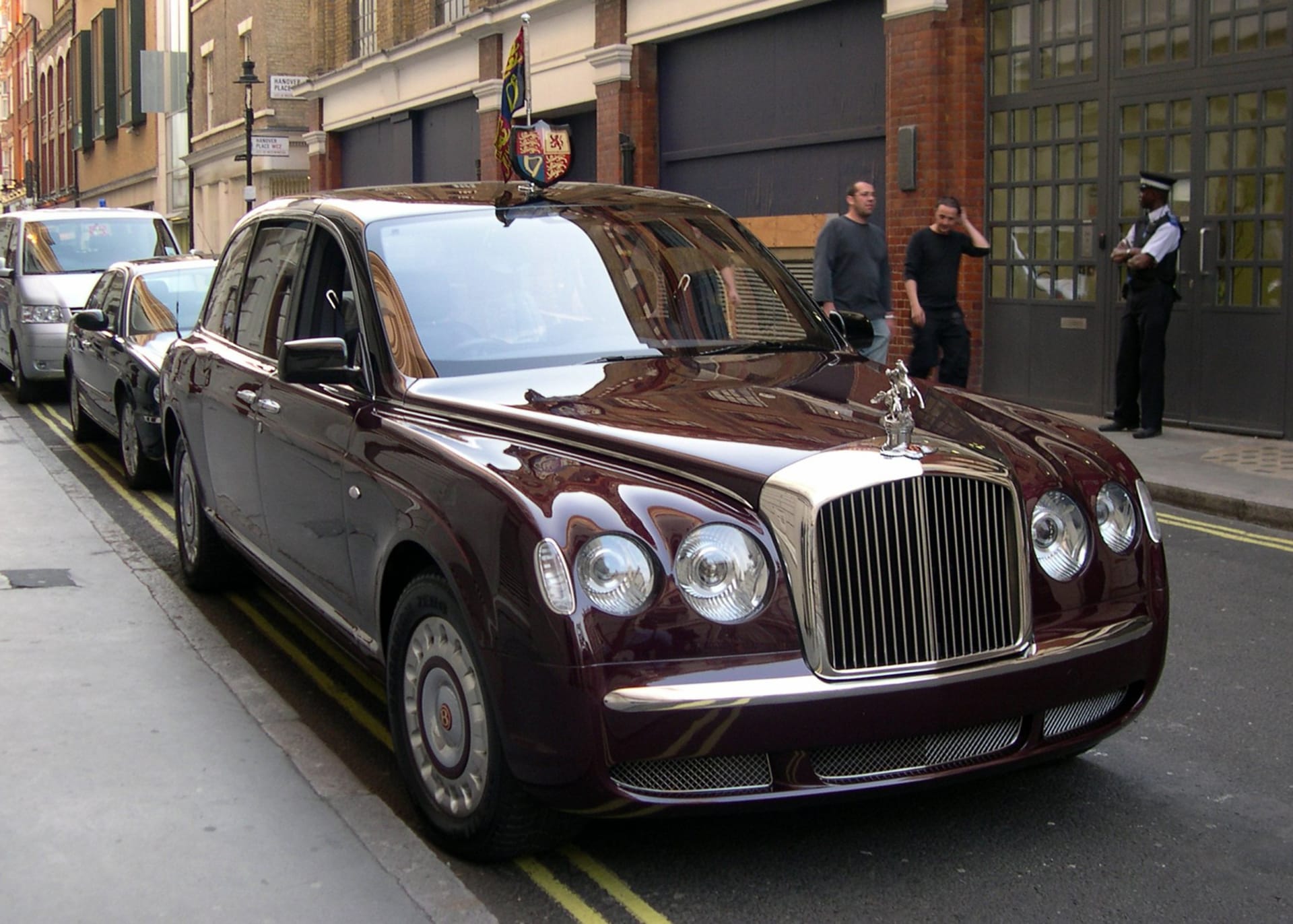 Bentley State Limousine patřící britské panovnici nelze na ulici rozhodně přehlédnout.