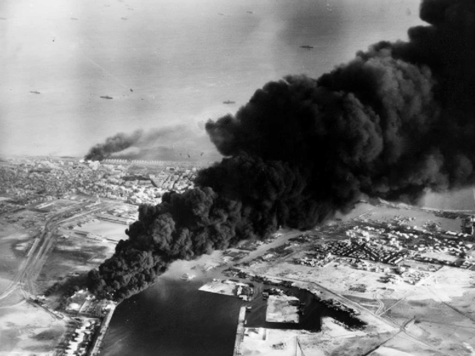 Počátek útoku anglických a francouzských vojáků za účelem obsazení Suezského průplavu v roce 1956 se neobešel bez požárů.
