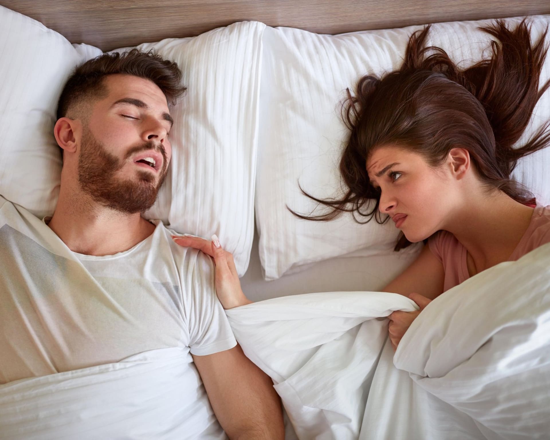O oddělených ložnicích by měli uvažovat všichni, kteří jsou během spánku vystaveni partnerovu chrápání, přehnanému pohybu v prostorách postele, mluvení ze spaní a nočním návštěvám toalety.