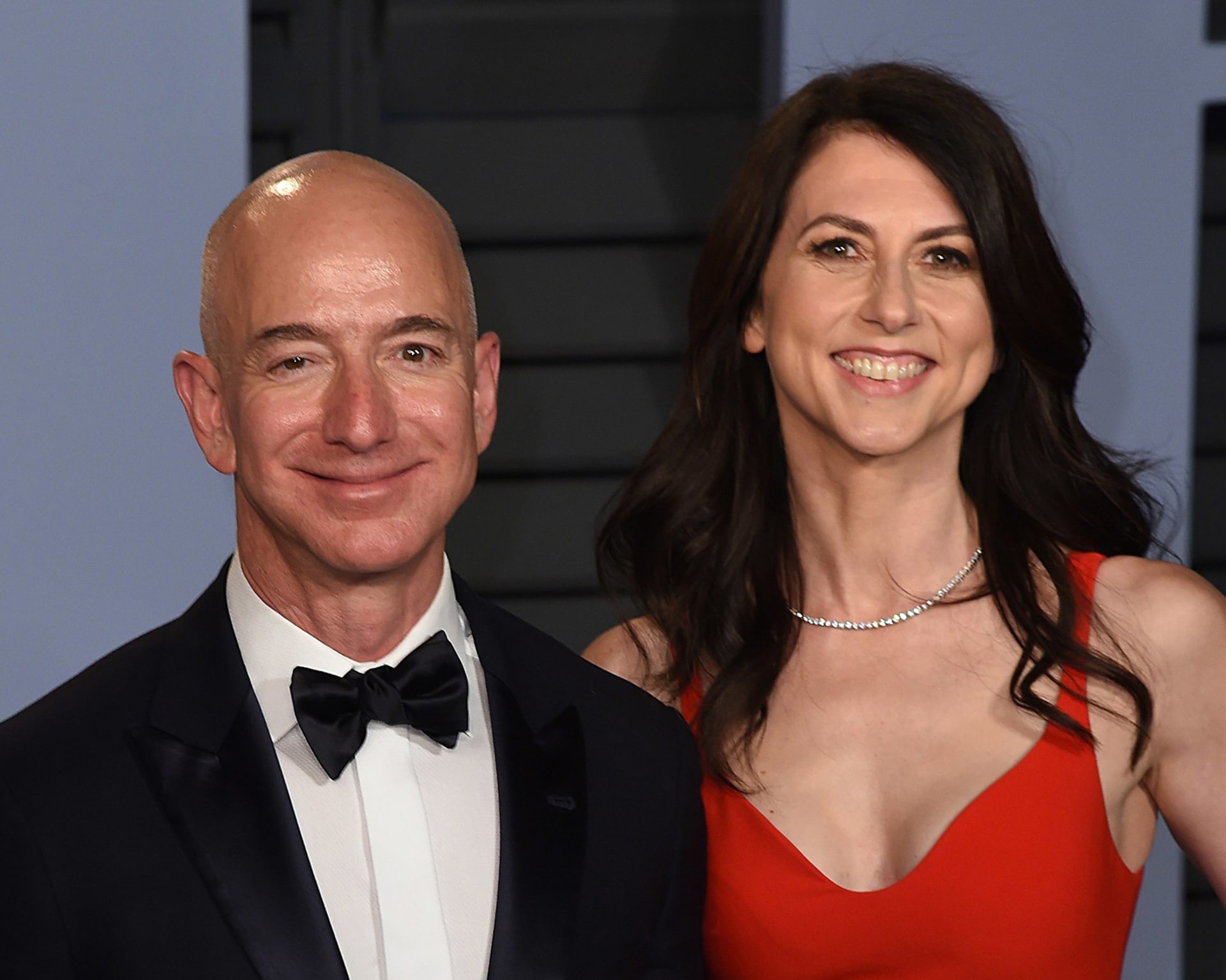 V počátcích budování Amazonu hrála velkou roli manželka MacKenzie, po rozvodu v roce 2019 se jí dostalo spravedlivé odměny v hodnotě asi 38 miliard dolarů.