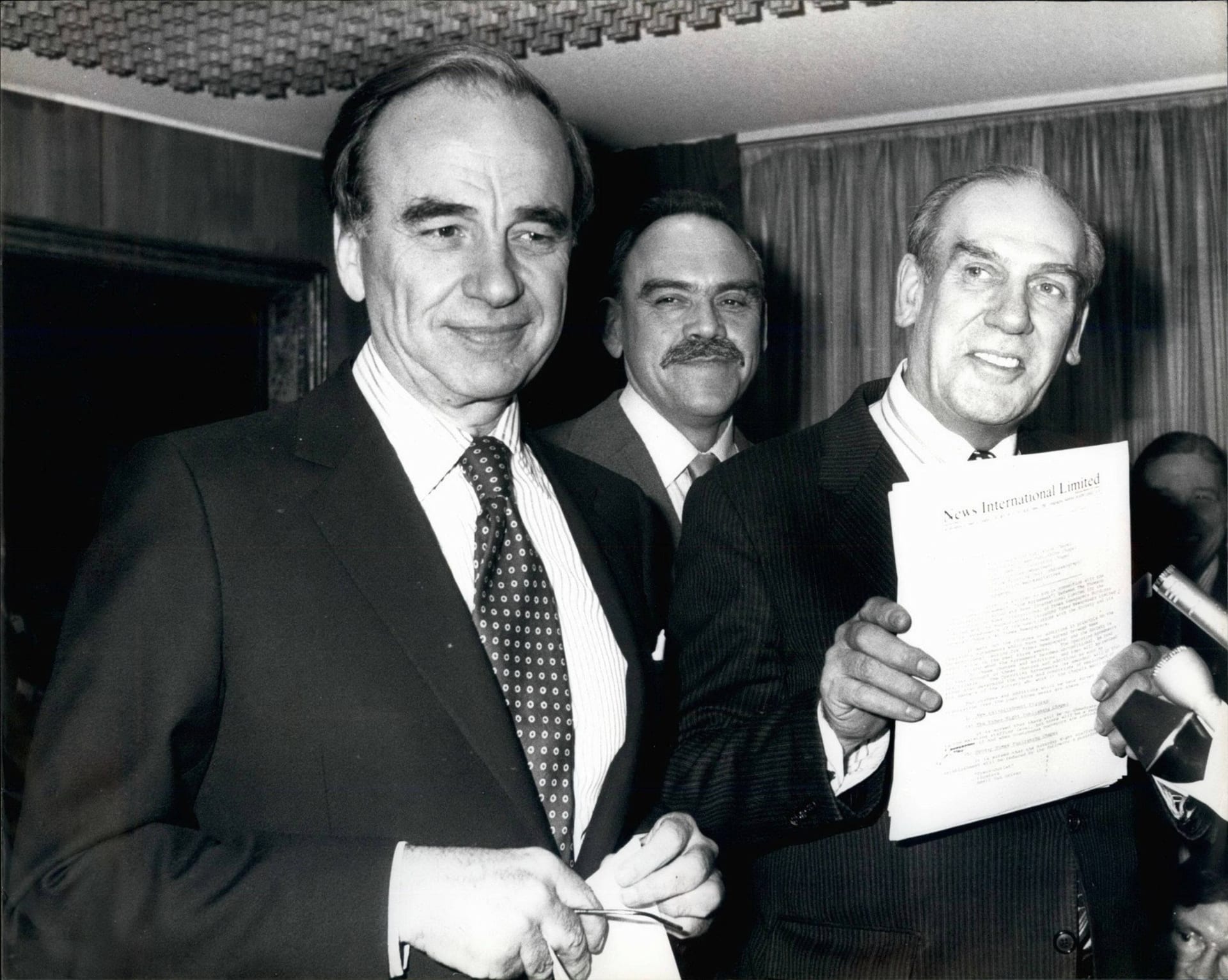 V roce 1981 koupilo Murdochovo vydavatelství listy The Times a Sunday Times. Rupert Murdoch na snímku vlevo.