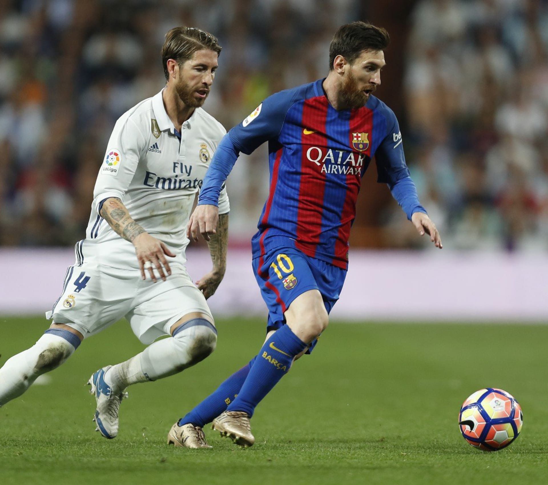 Lionel Messi (vpravo) a Sergio Ramos patří k nejlépe vydělávajícím hráčům La Ligy. Na svá snová auta nemusí dřít na hřišti dlouho.