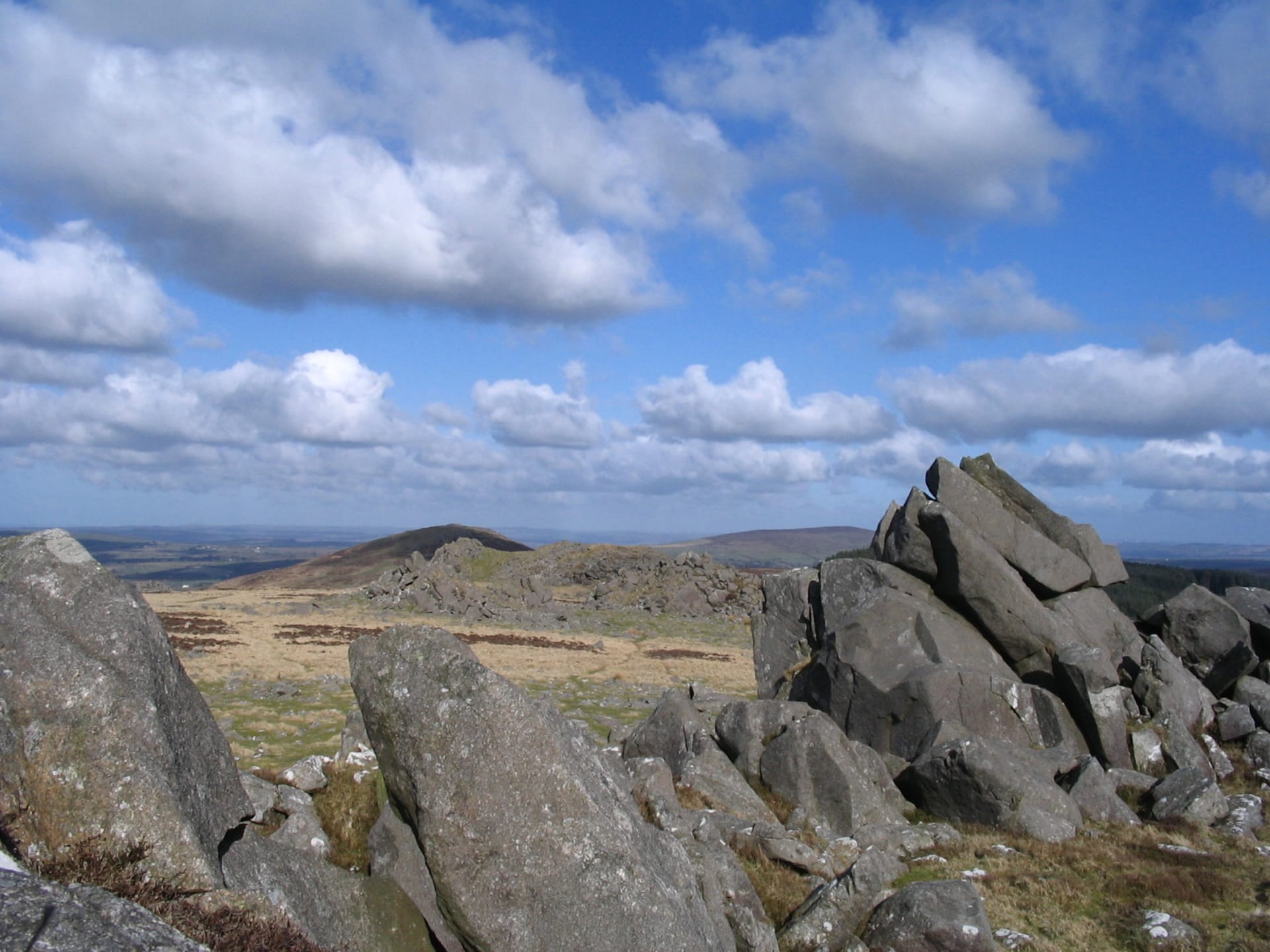Kameny v Stonehenge mají podle nejnovějších poznatků původ v lomech Carn Goedog a Craig Rhos-y-felin v oblasti Preseli Hills v Pembrokeshiru.