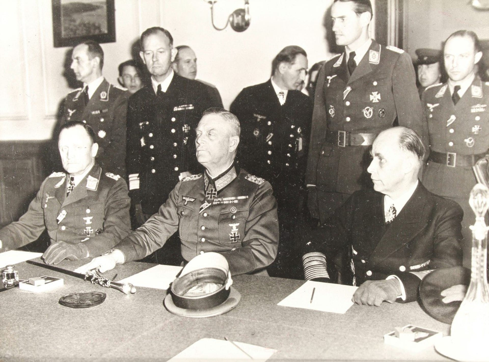 8. května 1945 podepsali bezpodmínečnou kapitulaci nacistického Německa Hans-Jürgen Stumpff, Wilhelm Keitel a Hans-Georg von Friedeburg (zleva doprava).