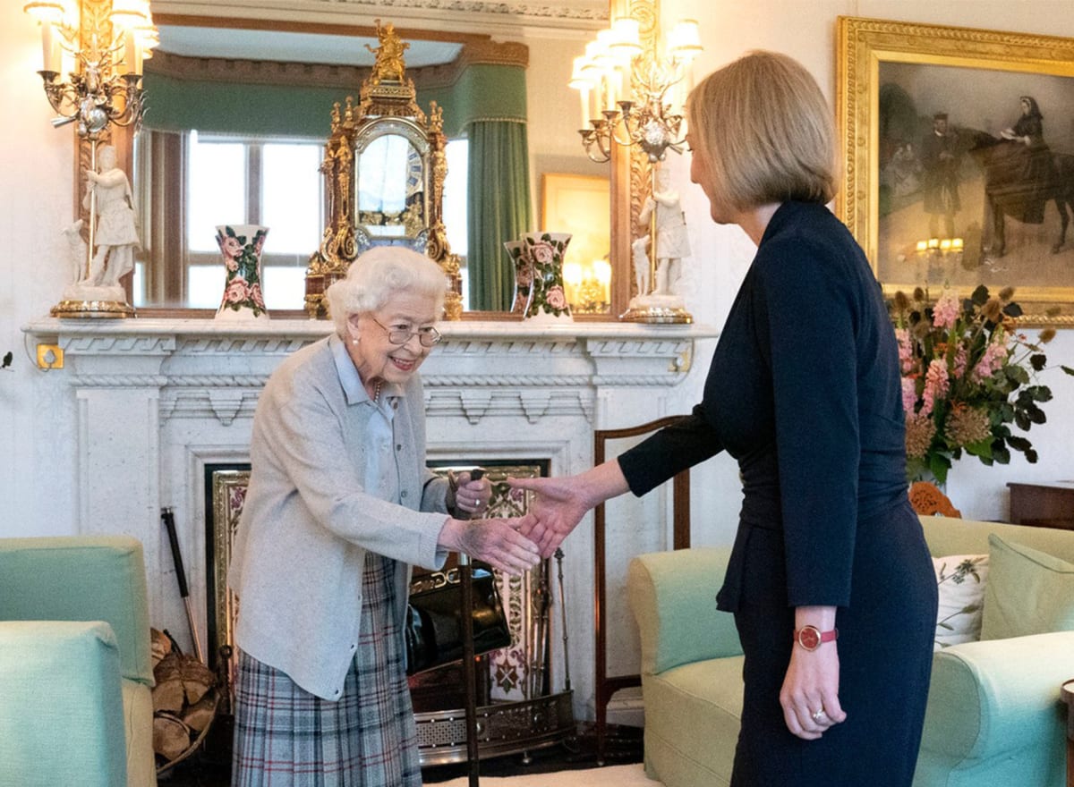 Během své vlády pověřila královna Alžběta II. sestavením kabinetu patnáct premiérů, pouhé dva dny před svým skonem jmenovala Liz Truss.