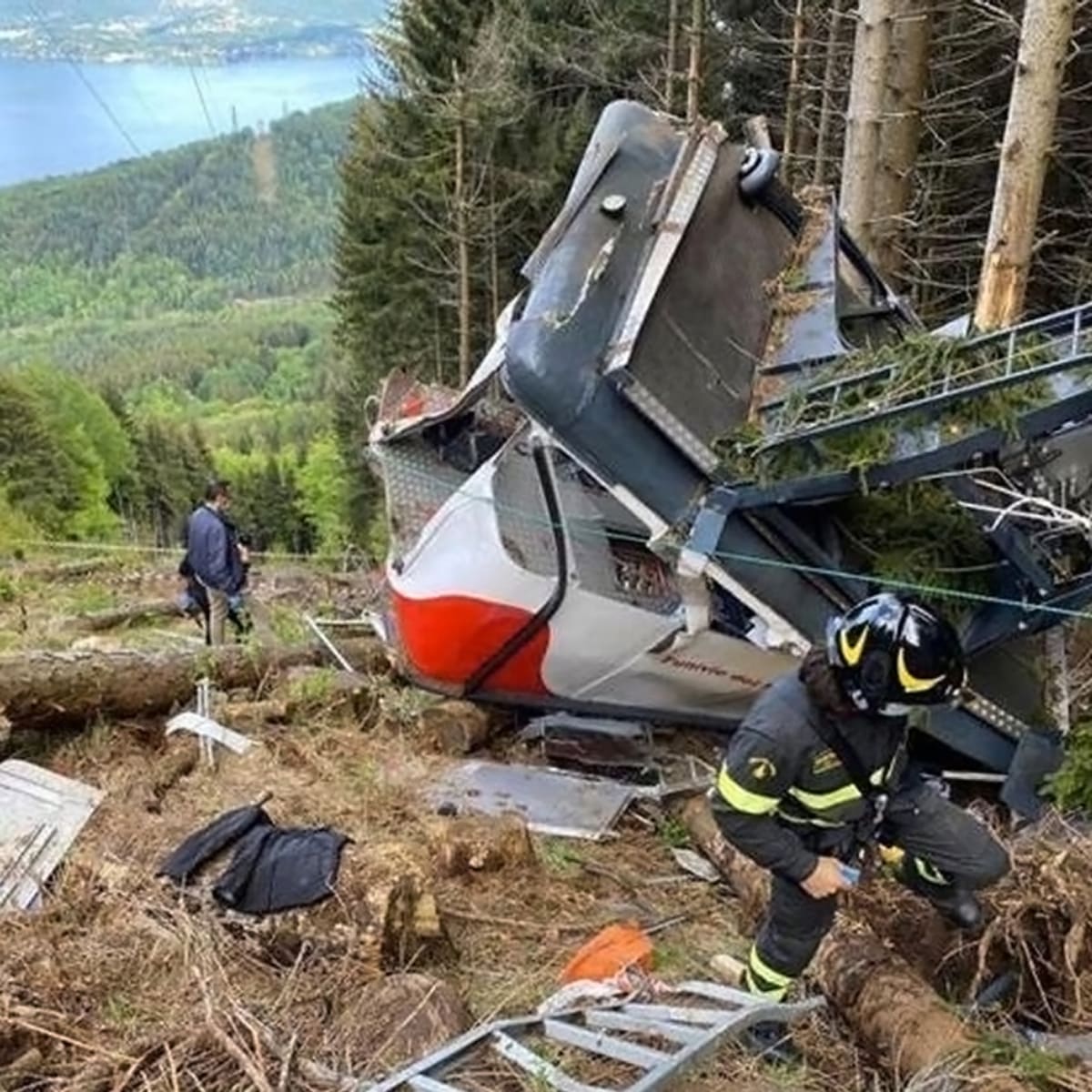 Pád kabiny lanovky v italském horském středisku Stresa Mottarone si na konci května vyžádal čtrnáct životů.