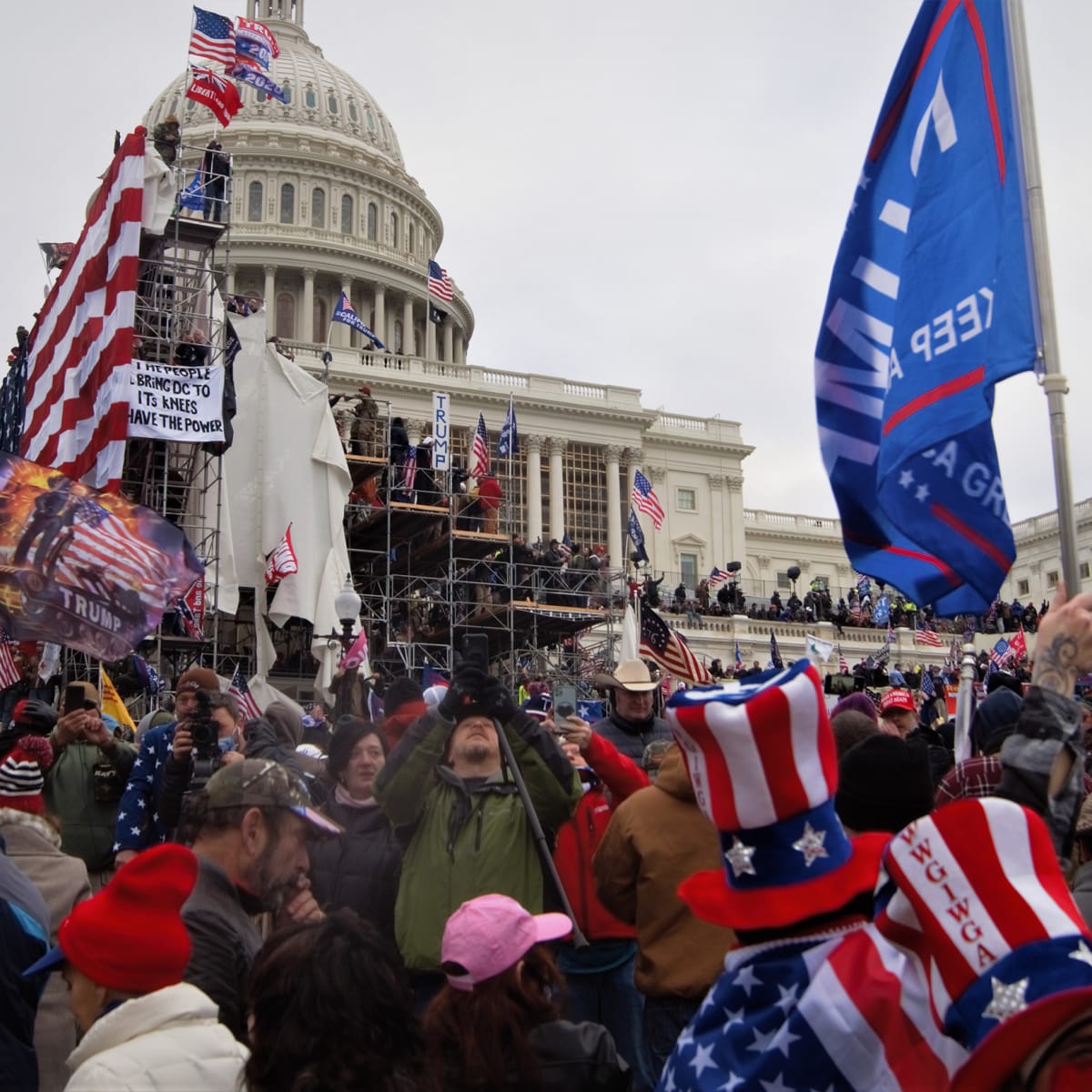 Americká historie byla nevídaným způsobem přepsána hned 6. ledna, stalo se tak v rámci demonstrace před sídlem nejvyššího zákonodárného sboru USA.