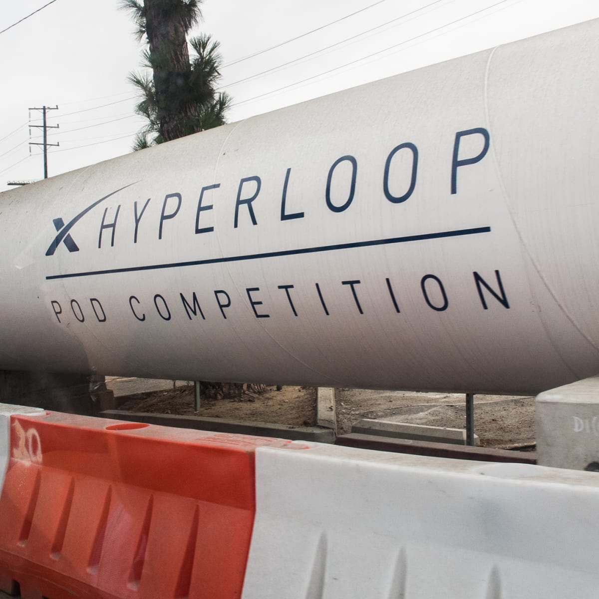Přestože tuto svoji aktivitu Musk tolik neprožívá, SpaceX každoročně pořádá v Kalifornii soutěž Hyperloop Pod Competition.