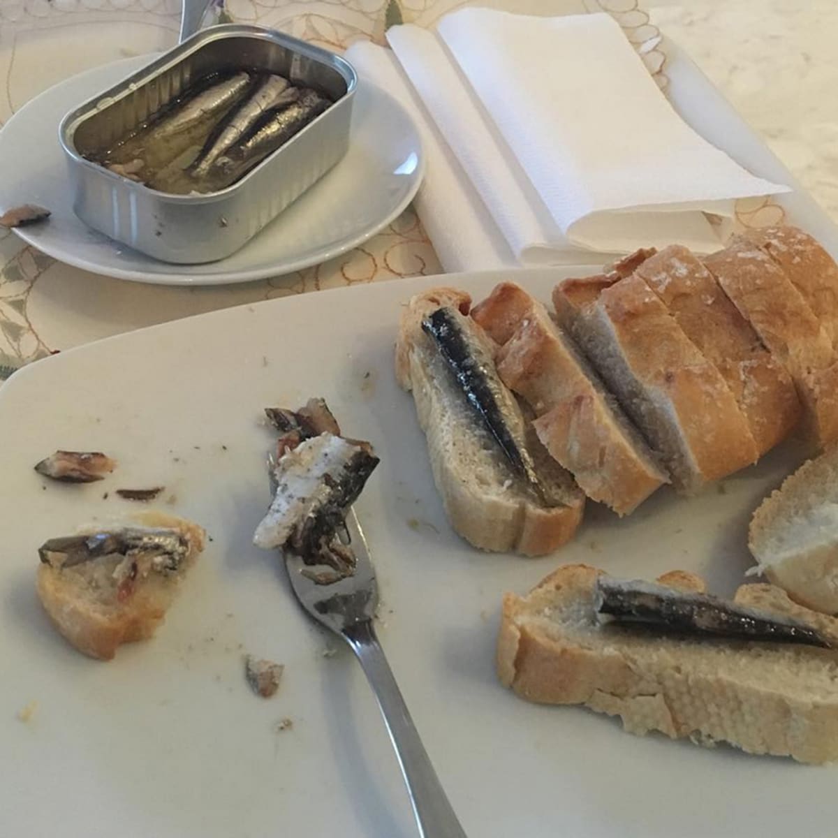 K večeři CR7 nemá problém třeba s vlastnoručně připraveným sendvičem se sardinkami z konzervy.