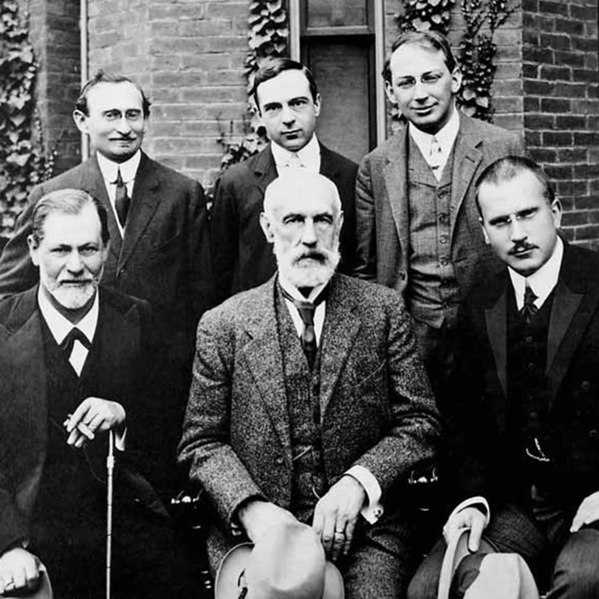 V USA byl Freud (na fotce z cesty dole vlevo) sice populární, ale země, kterou navštívil v roce 1909 společně s Carlem Jungem (dole vpravo), ho nikterak neoslovila.